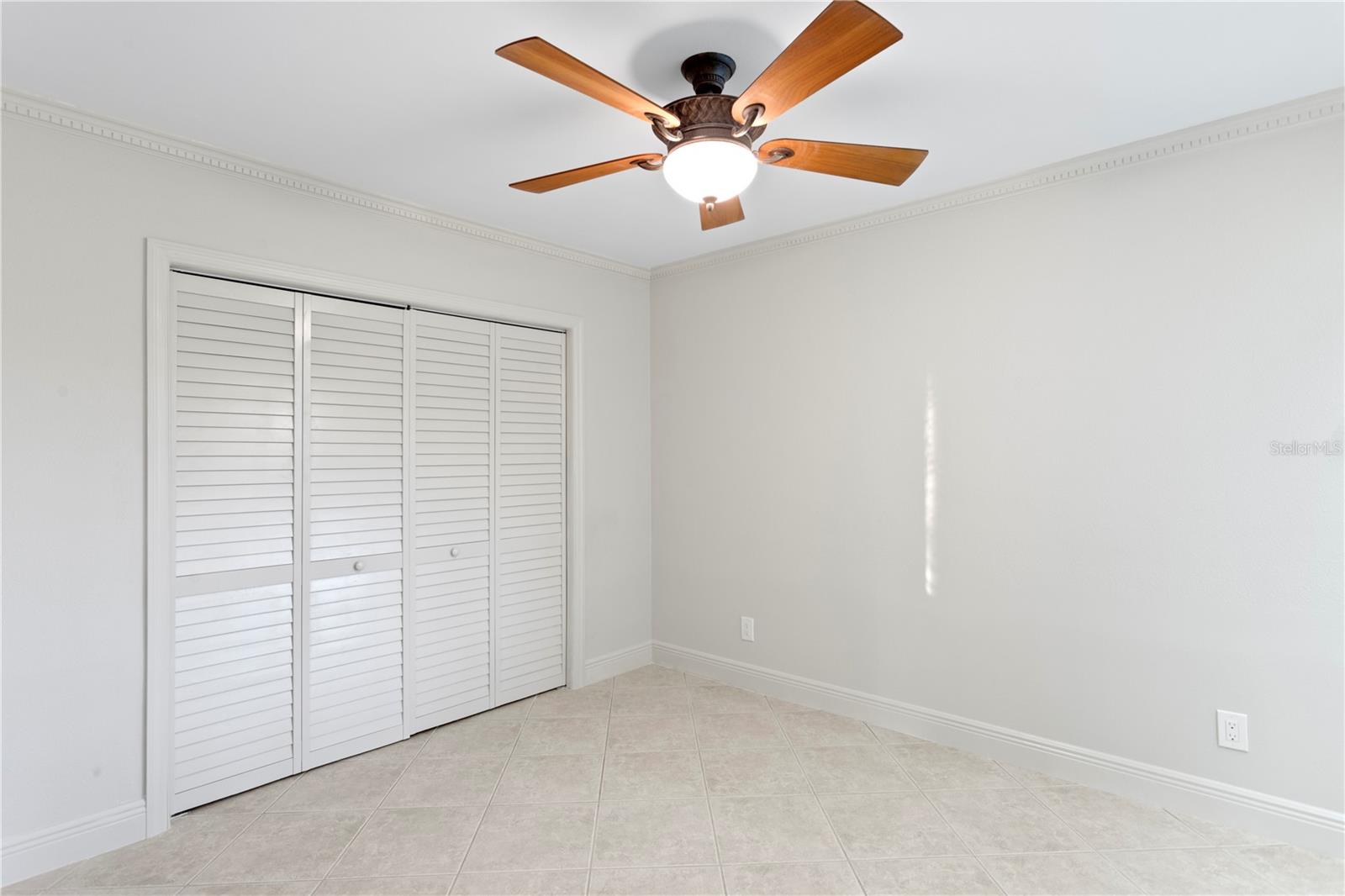 Listing photo id 28 for 3943 Fontainebleau Drive