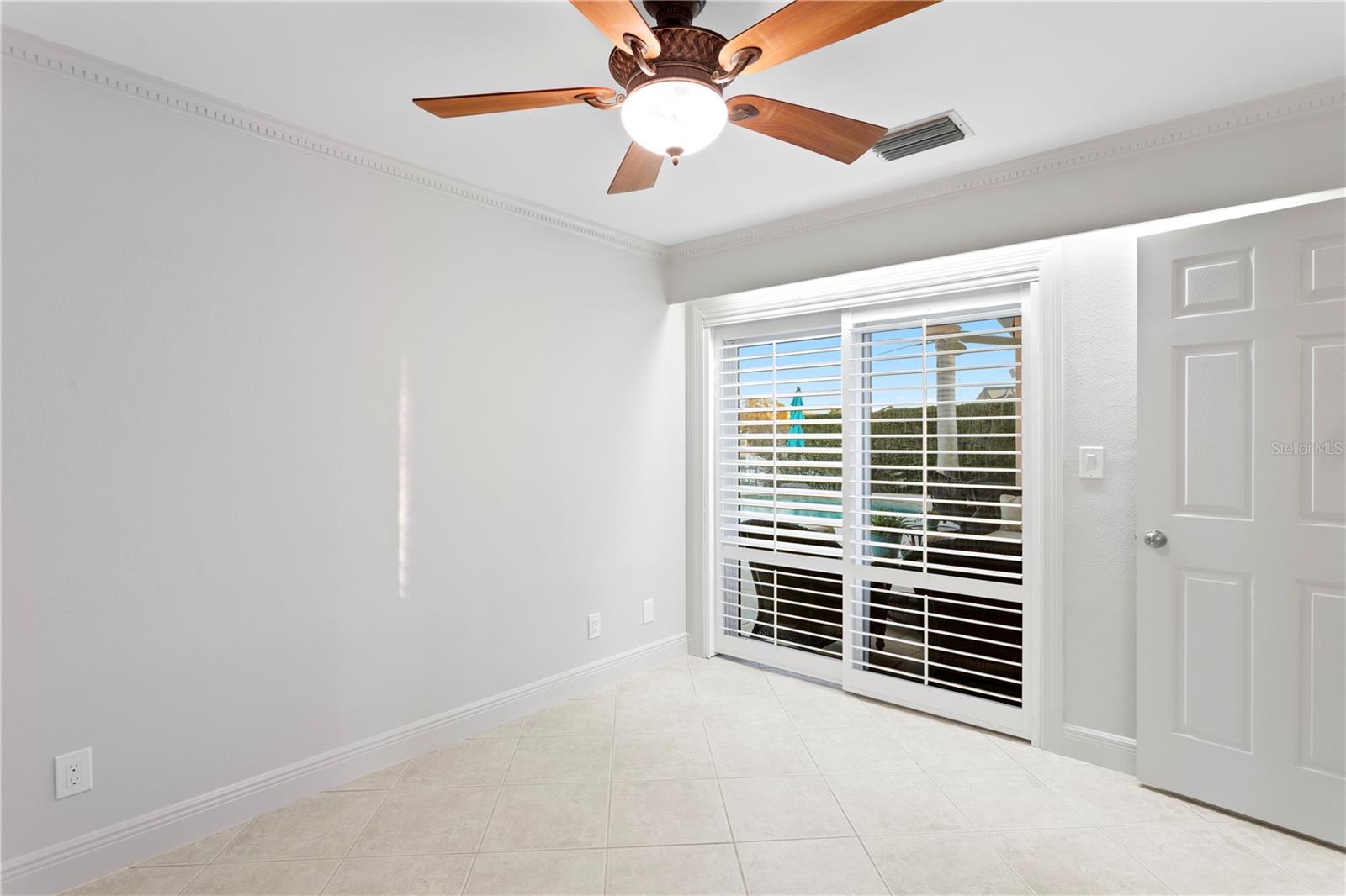 Listing photo id 29 for 3943 Fontainebleau Drive
