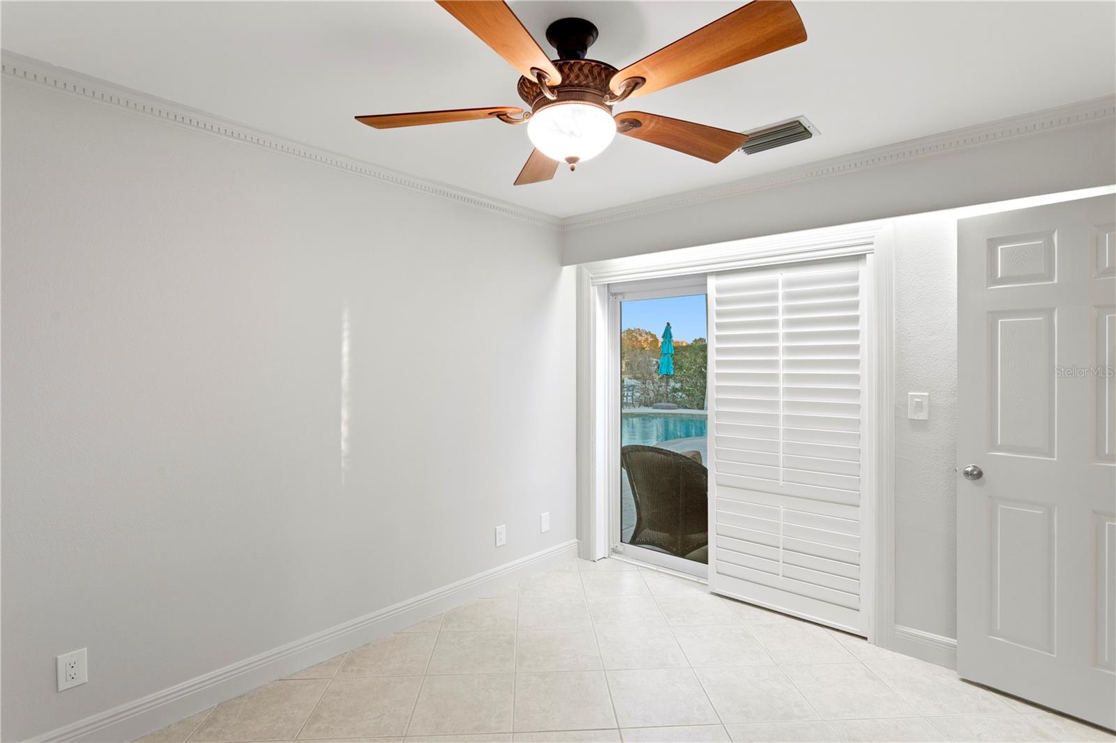 Listing photo id 30 for 3943 Fontainebleau Drive