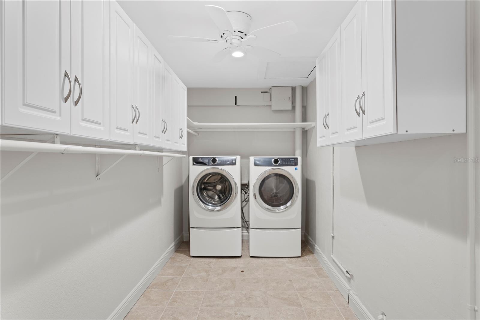 Listing photo id 31 for 3943 Fontainebleau Drive