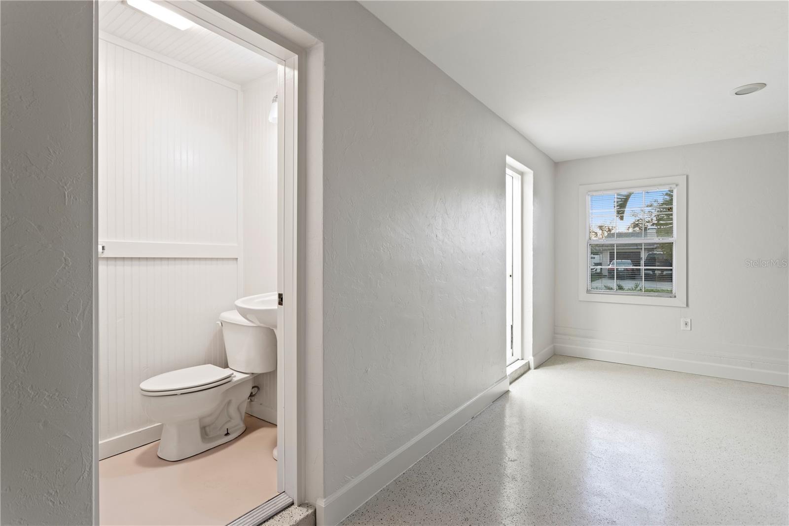 Listing photo id 32 for 3943 Fontainebleau Drive