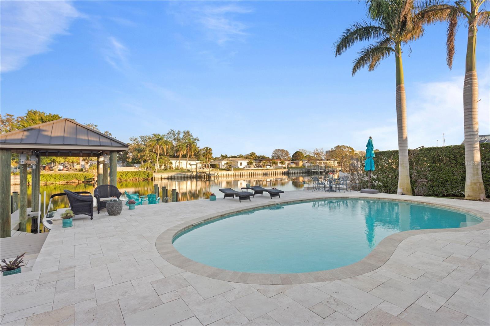 Listing photo id 33 for 3943 Fontainebleau Drive
