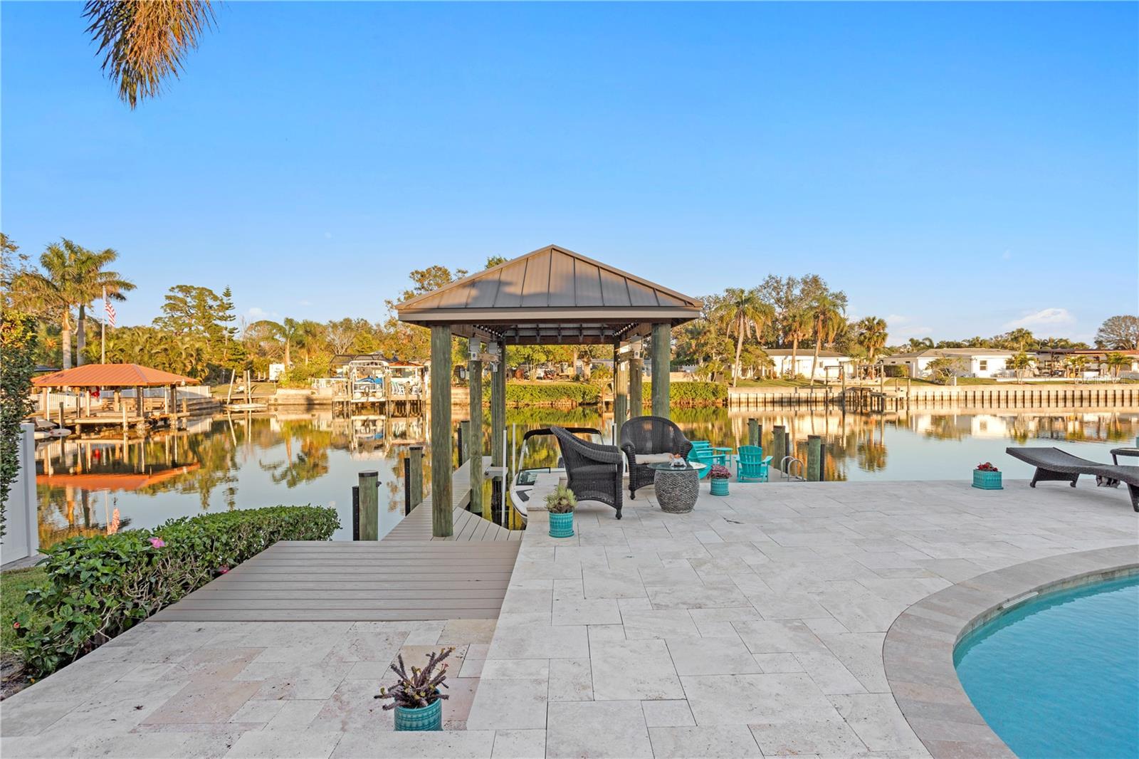 Listing photo id 35 for 3943 Fontainebleau Drive