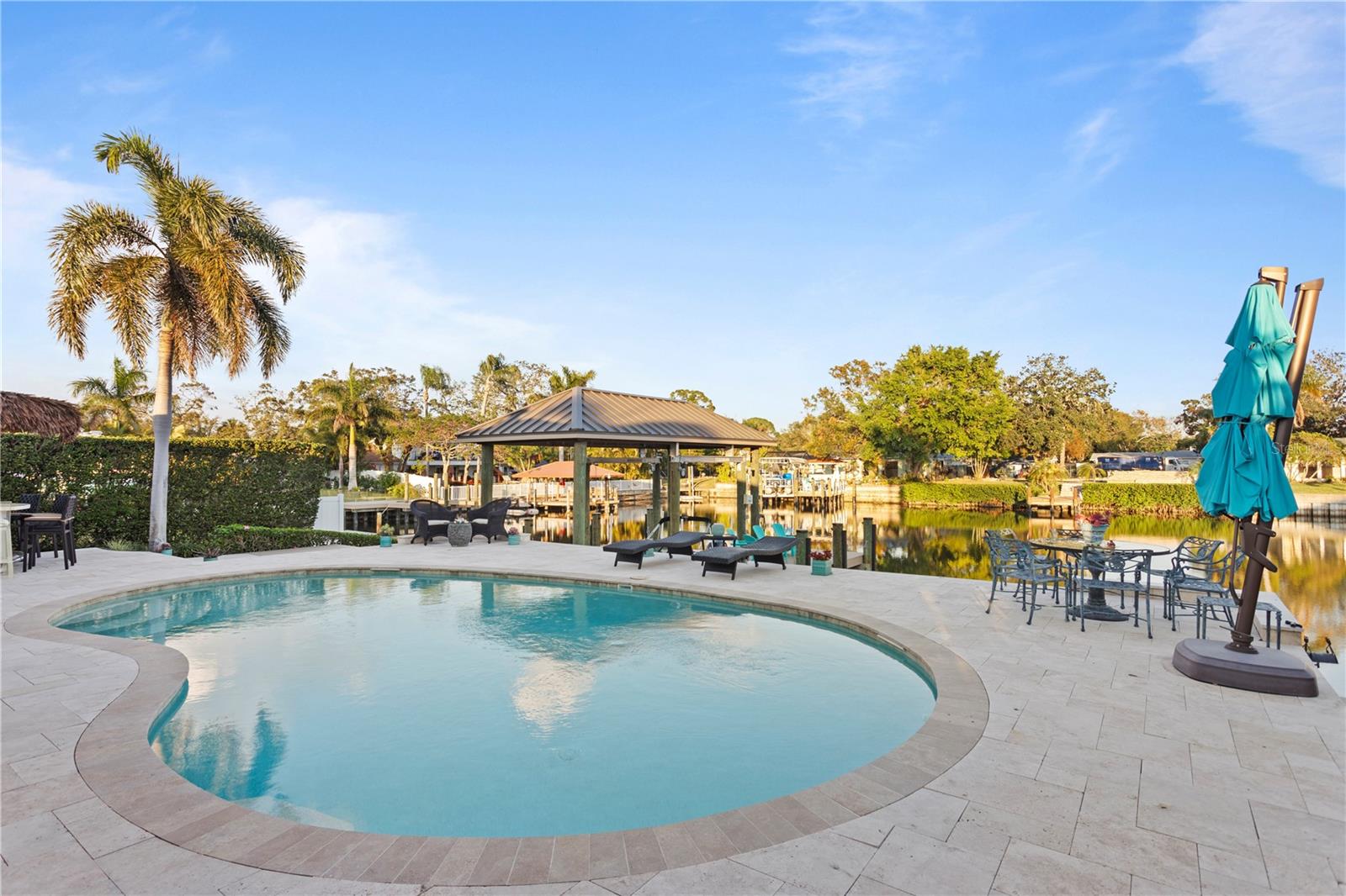 Listing photo id 36 for 3943 Fontainebleau Drive