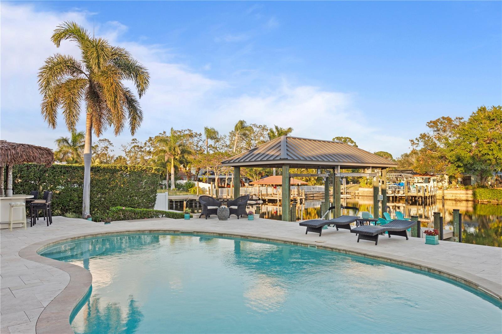 Listing photo id 37 for 3943 Fontainebleau Drive