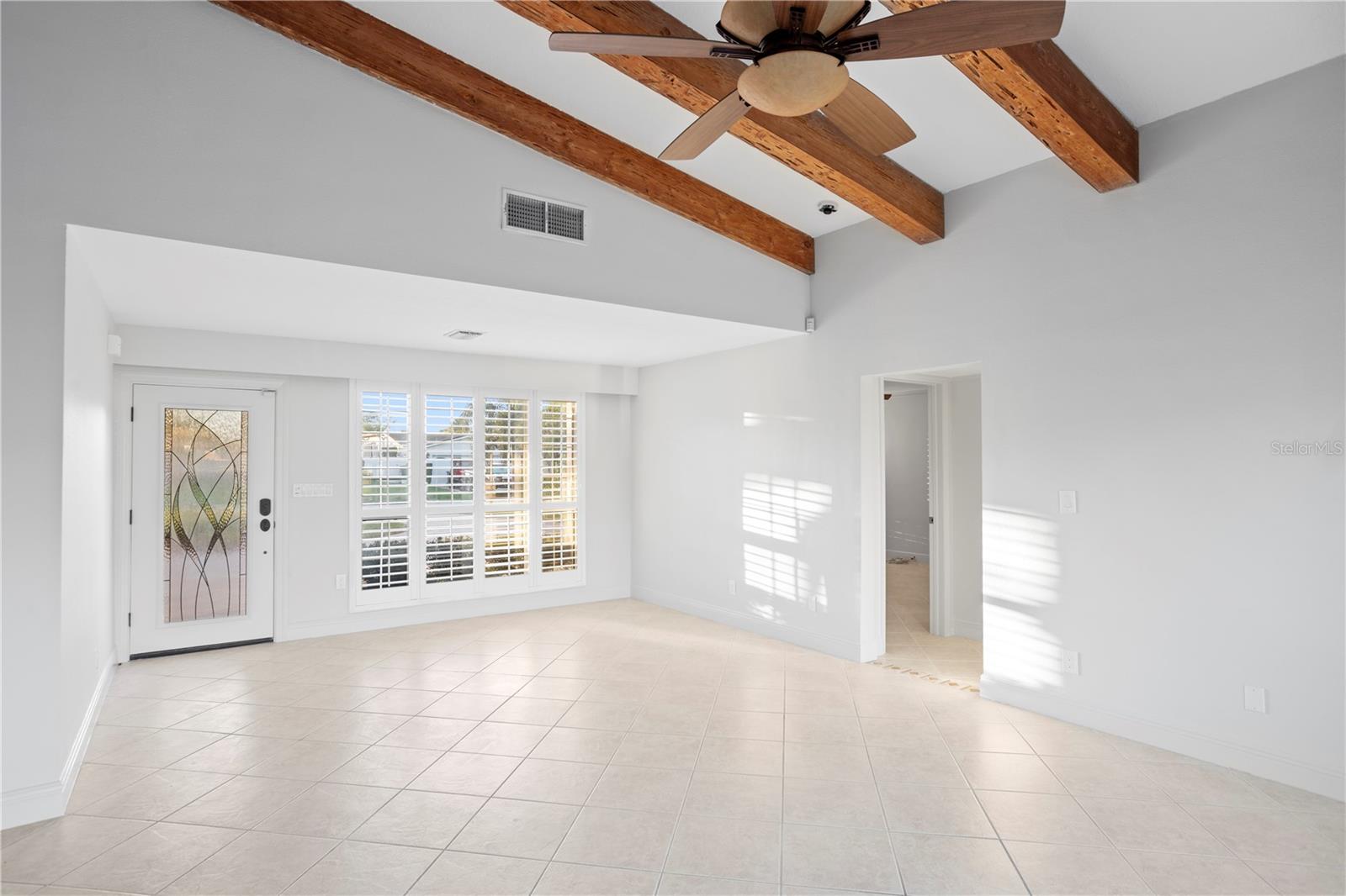 Listing photo id 2 for 3943 Fontainebleau Drive