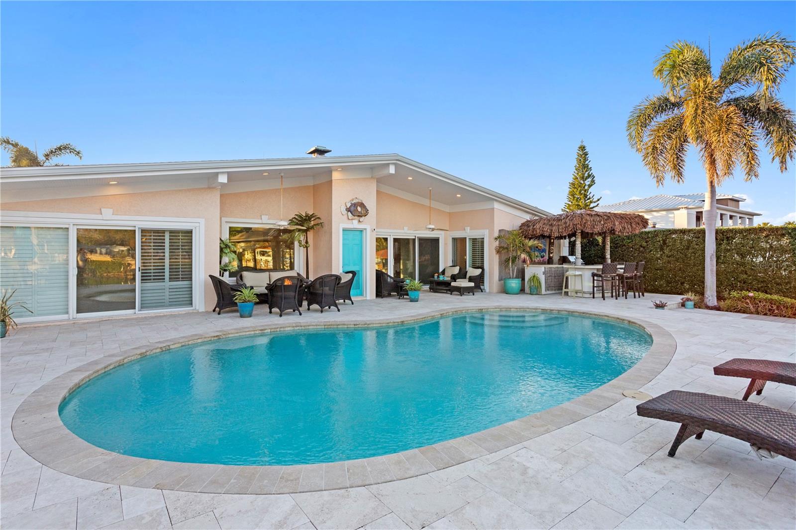 Listing photo id 39 for 3943 Fontainebleau Drive
