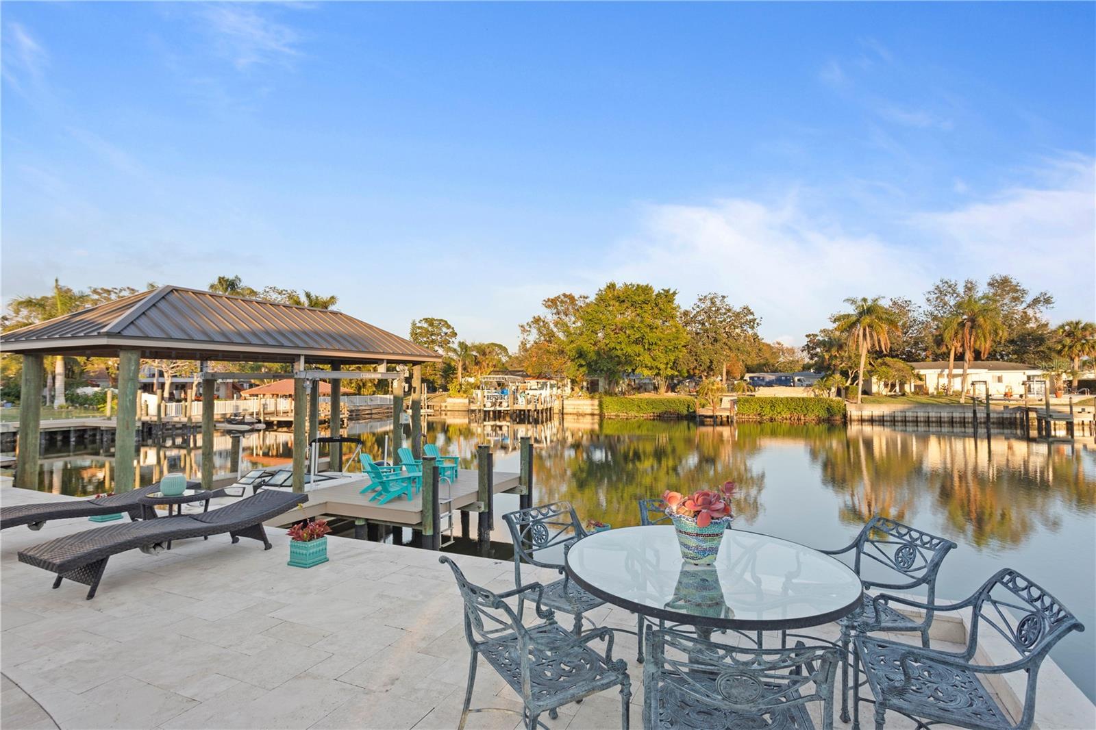 Listing photo id 40 for 3943 Fontainebleau Drive