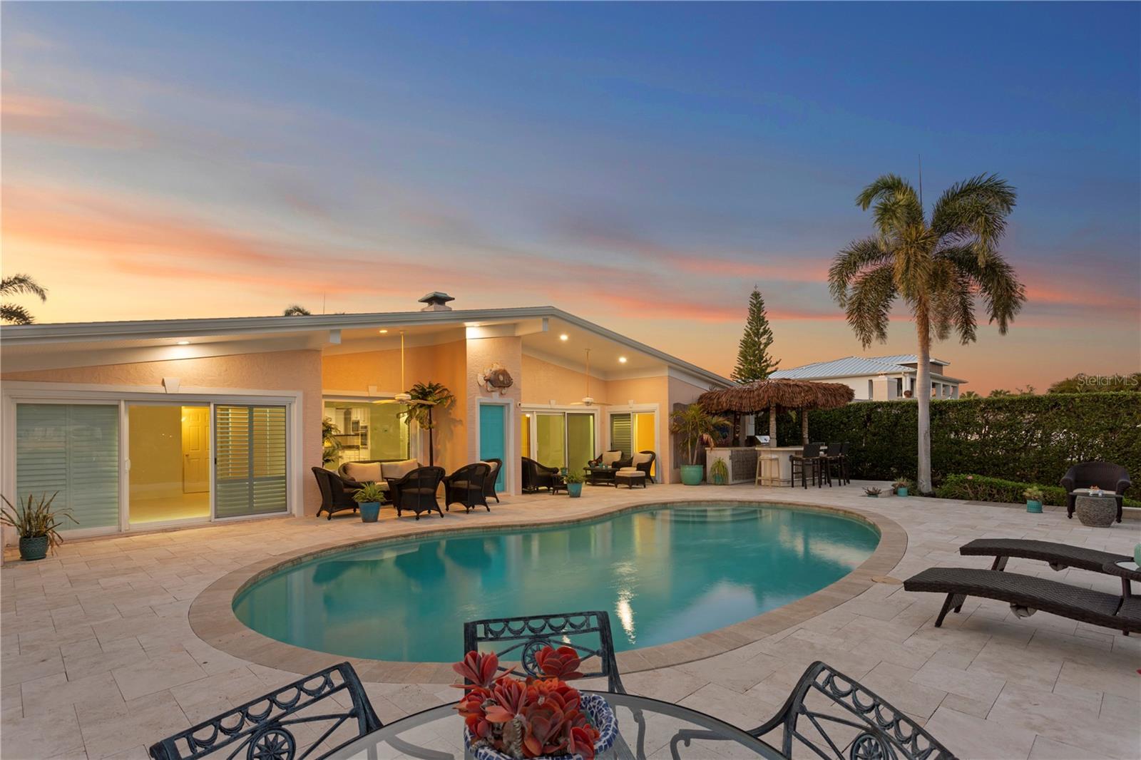 Listing photo id 47 for 3943 Fontainebleau Drive