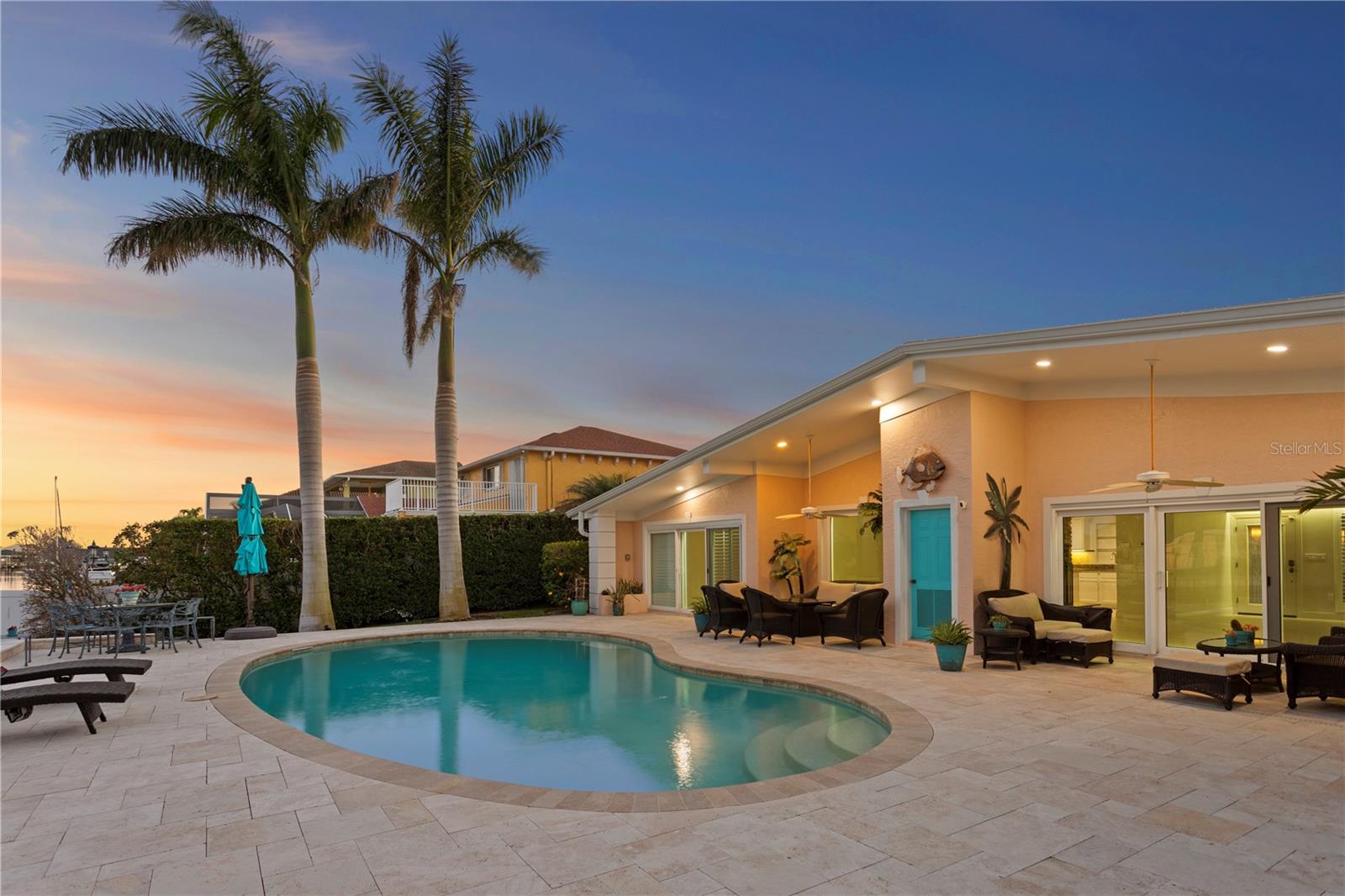Listing photo id 48 for 3943 Fontainebleau Drive