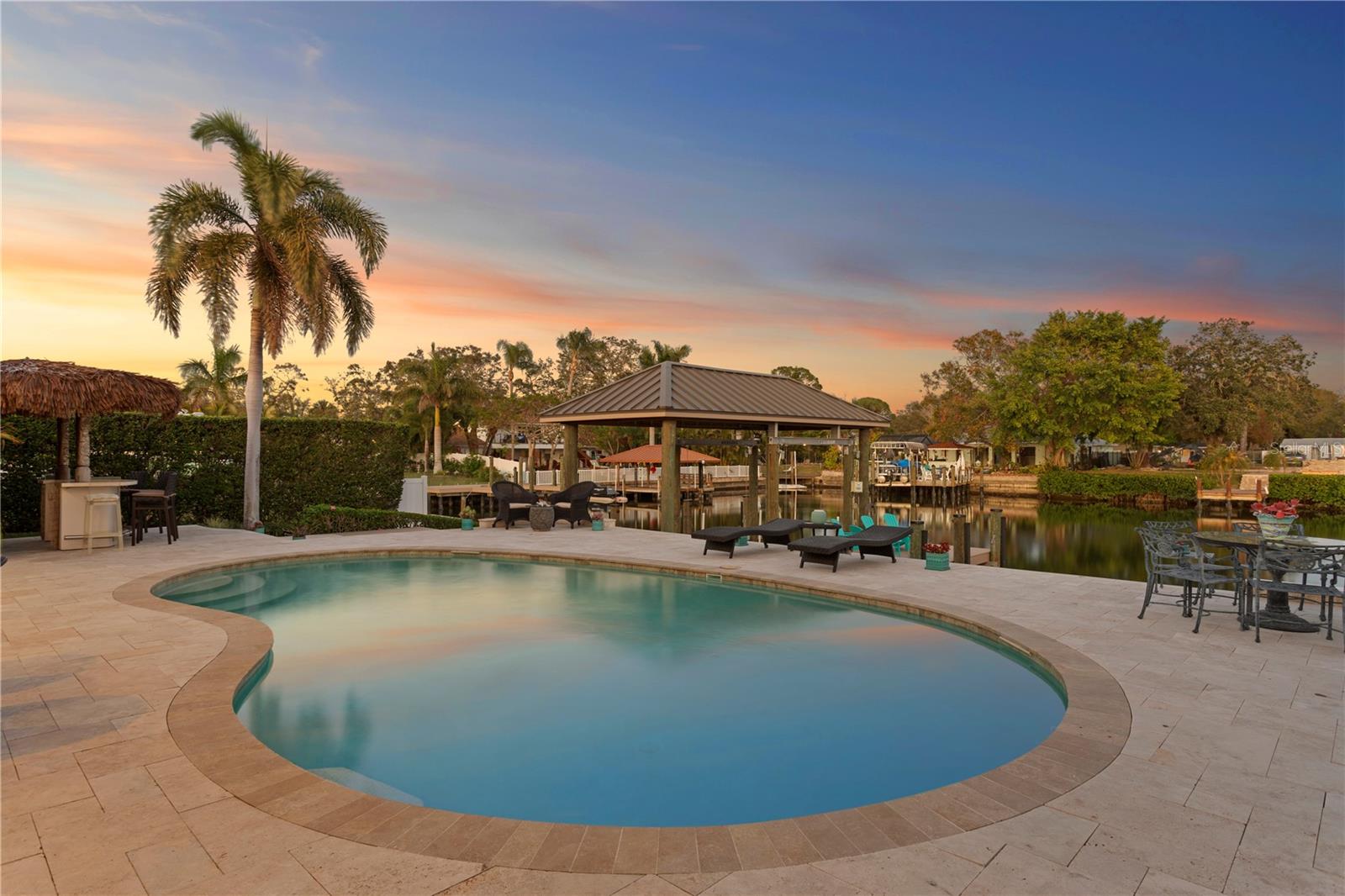 Listing photo id 50 for 3943 Fontainebleau Drive