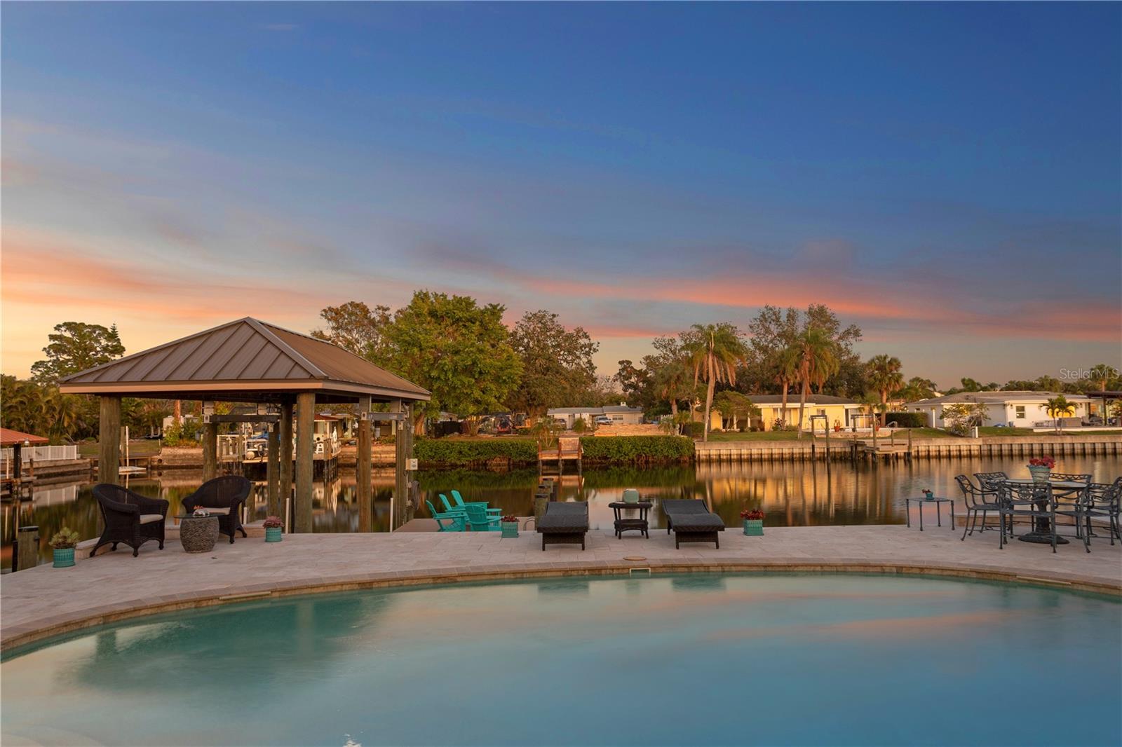 Listing photo id 51 for 3943 Fontainebleau Drive