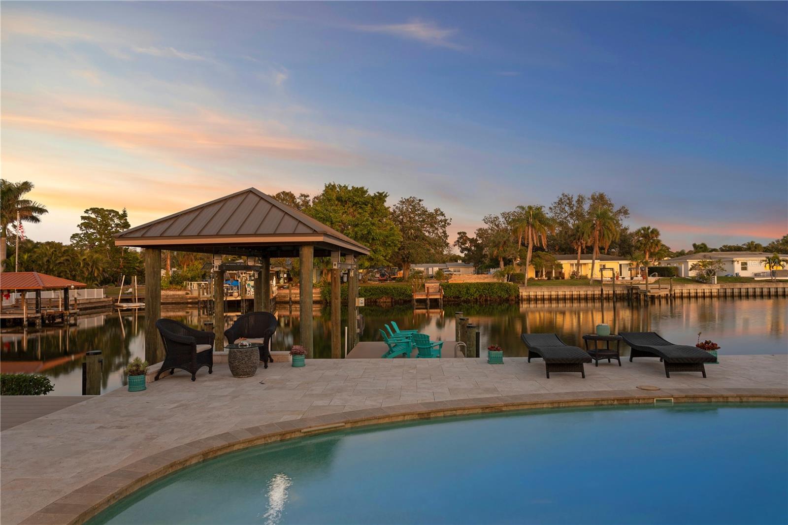 Listing photo id 52 for 3943 Fontainebleau Drive