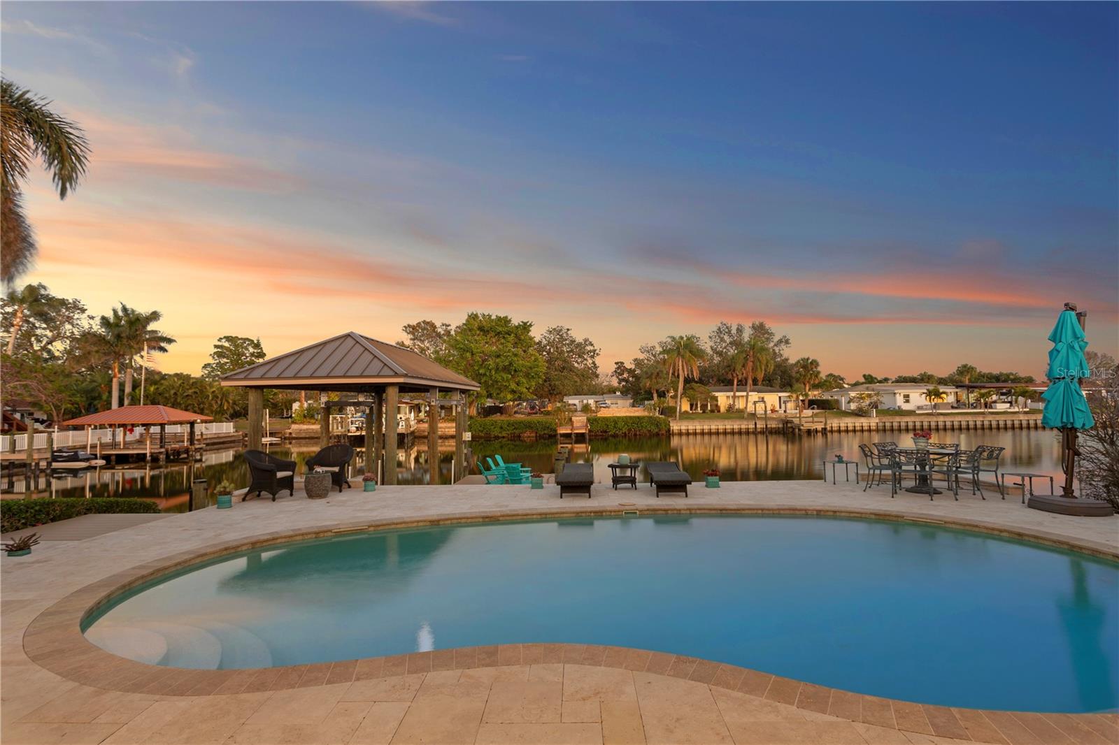 Listing photo id 53 for 3943 Fontainebleau Drive