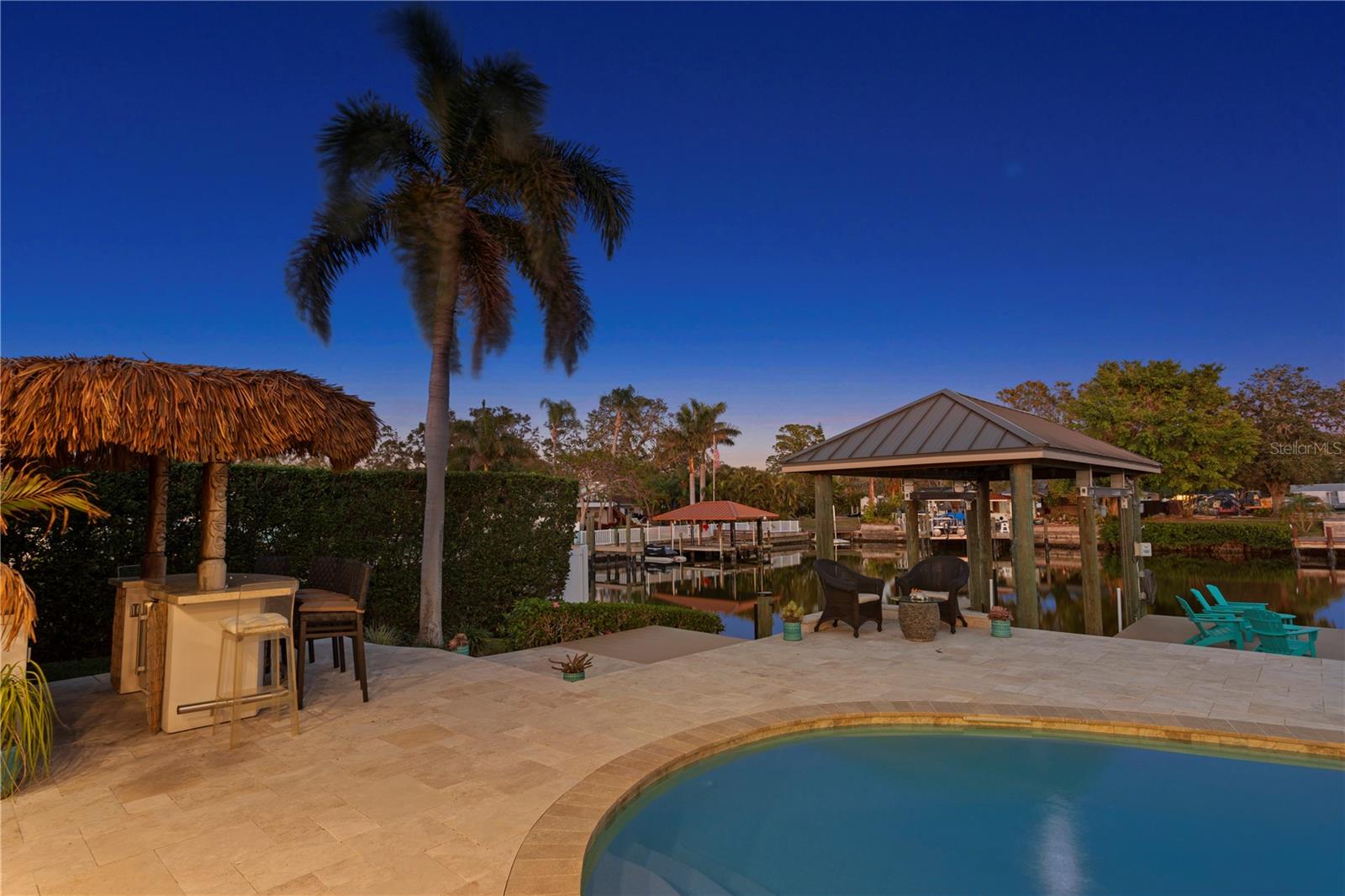 Listing photo id 54 for 3943 Fontainebleau Drive