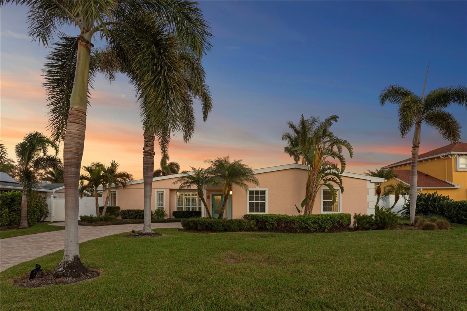 Listing photo id 57 for 3943 Fontainebleau Drive