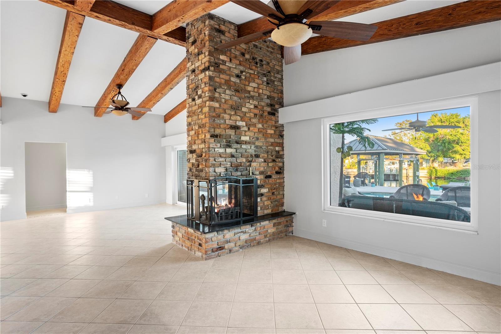Listing photo id 4 for 3943 Fontainebleau Drive
