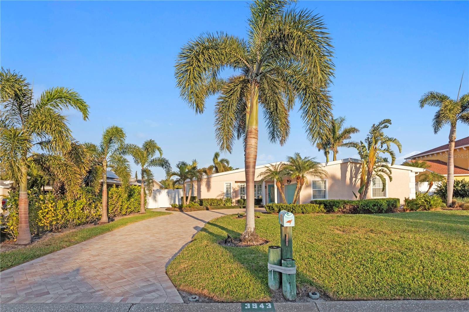 Listing photo id 59 for 3943 Fontainebleau Drive