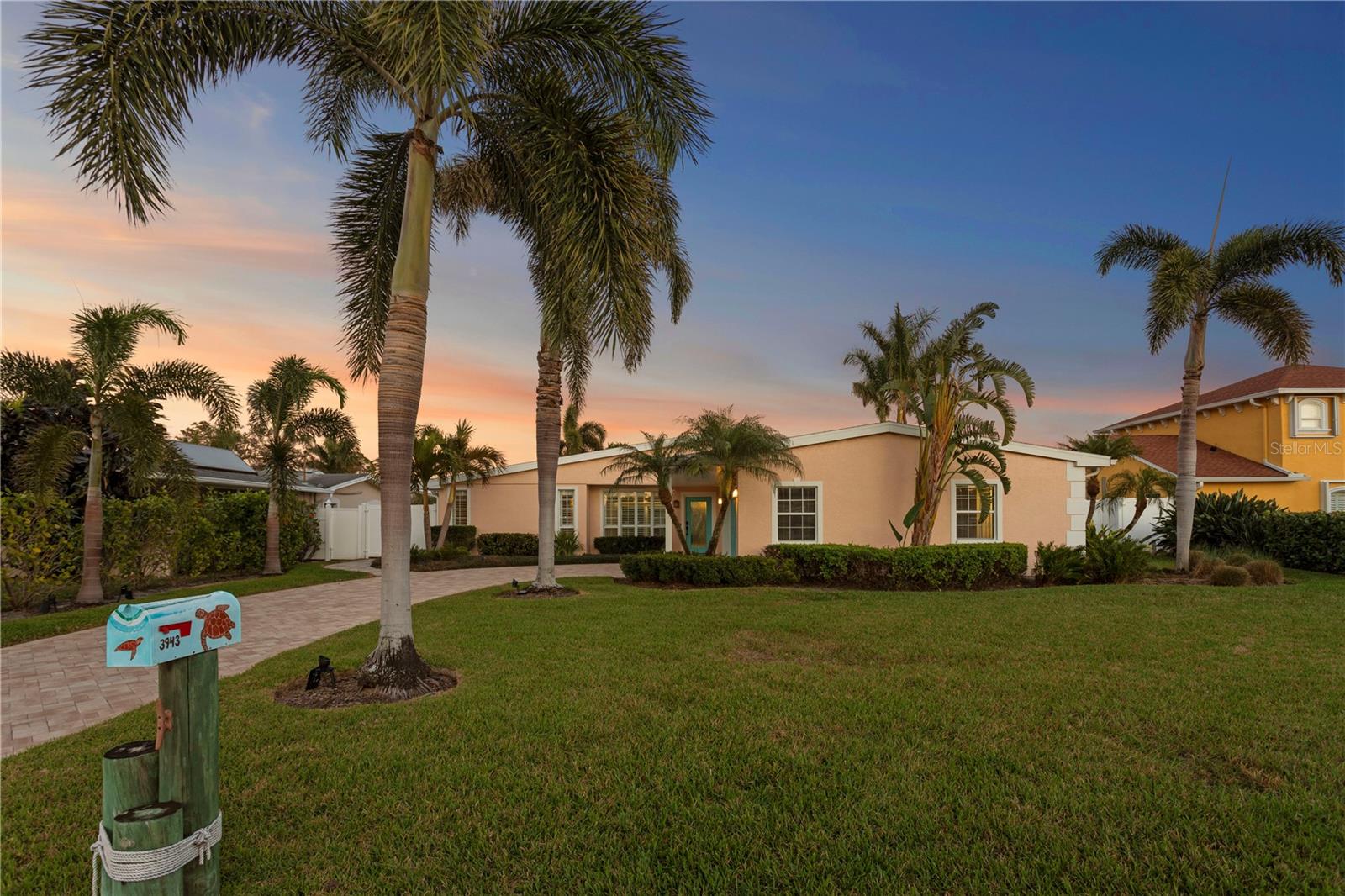 Listing photo id 61 for 3943 Fontainebleau Drive