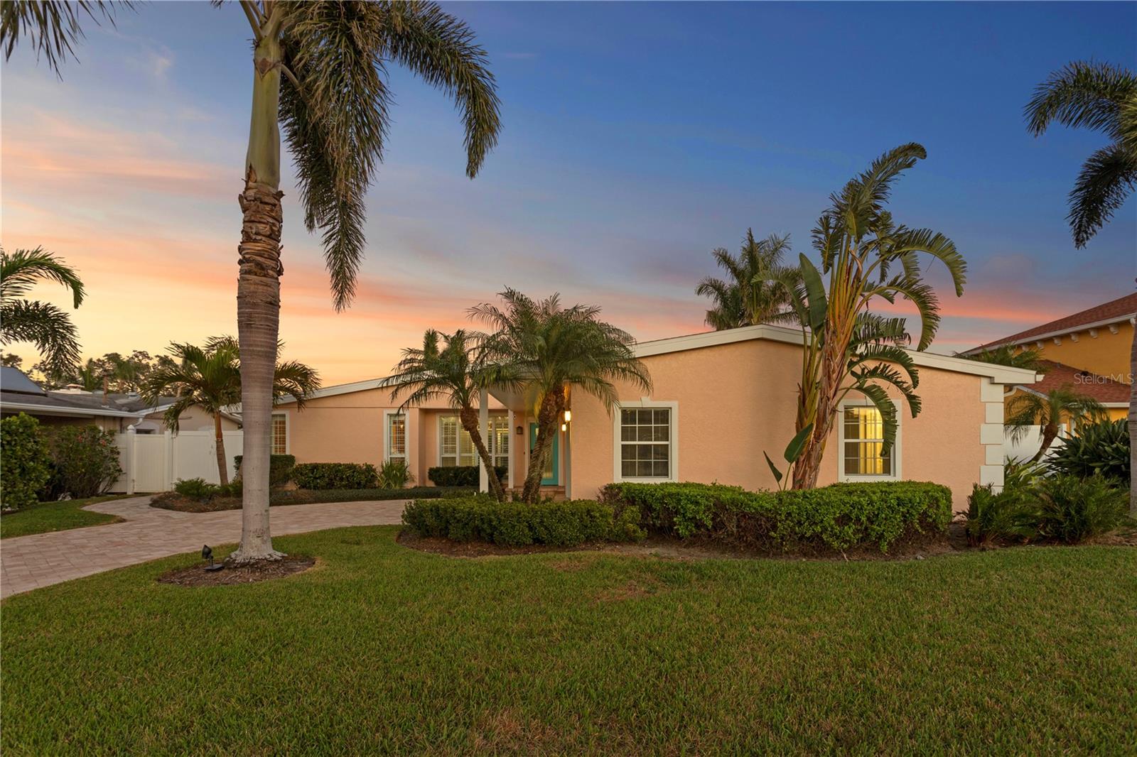 Listing photo id 64 for 3943 Fontainebleau Drive