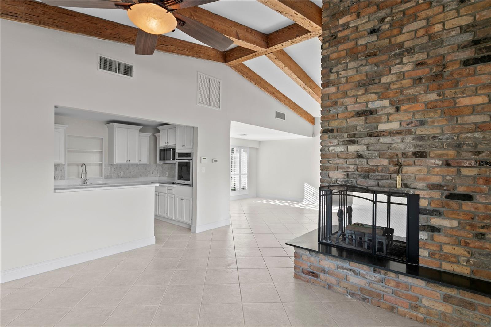 Listing photo id 5 for 3943 Fontainebleau Drive