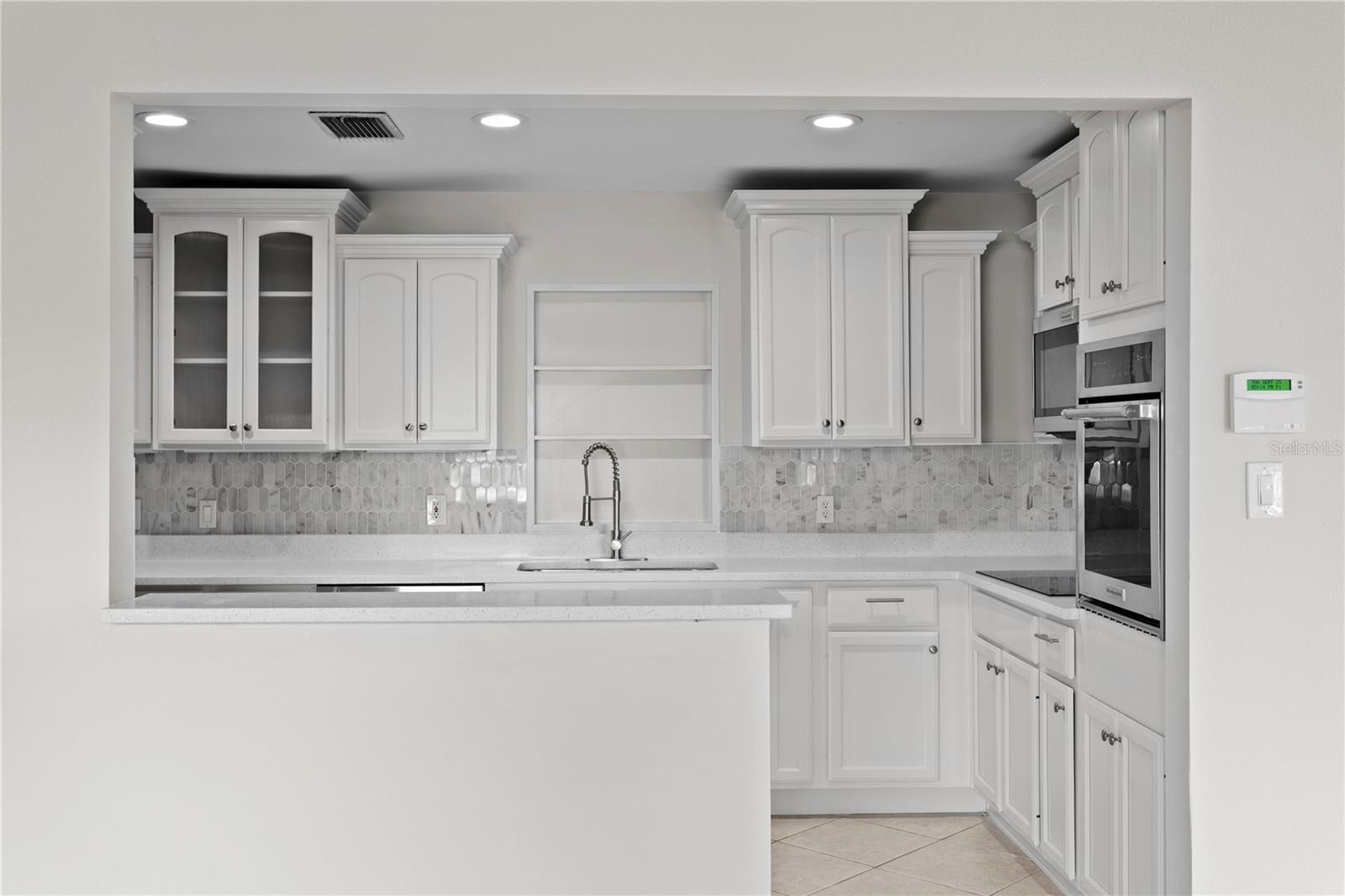 Listing photo id 6 for 3943 Fontainebleau Drive