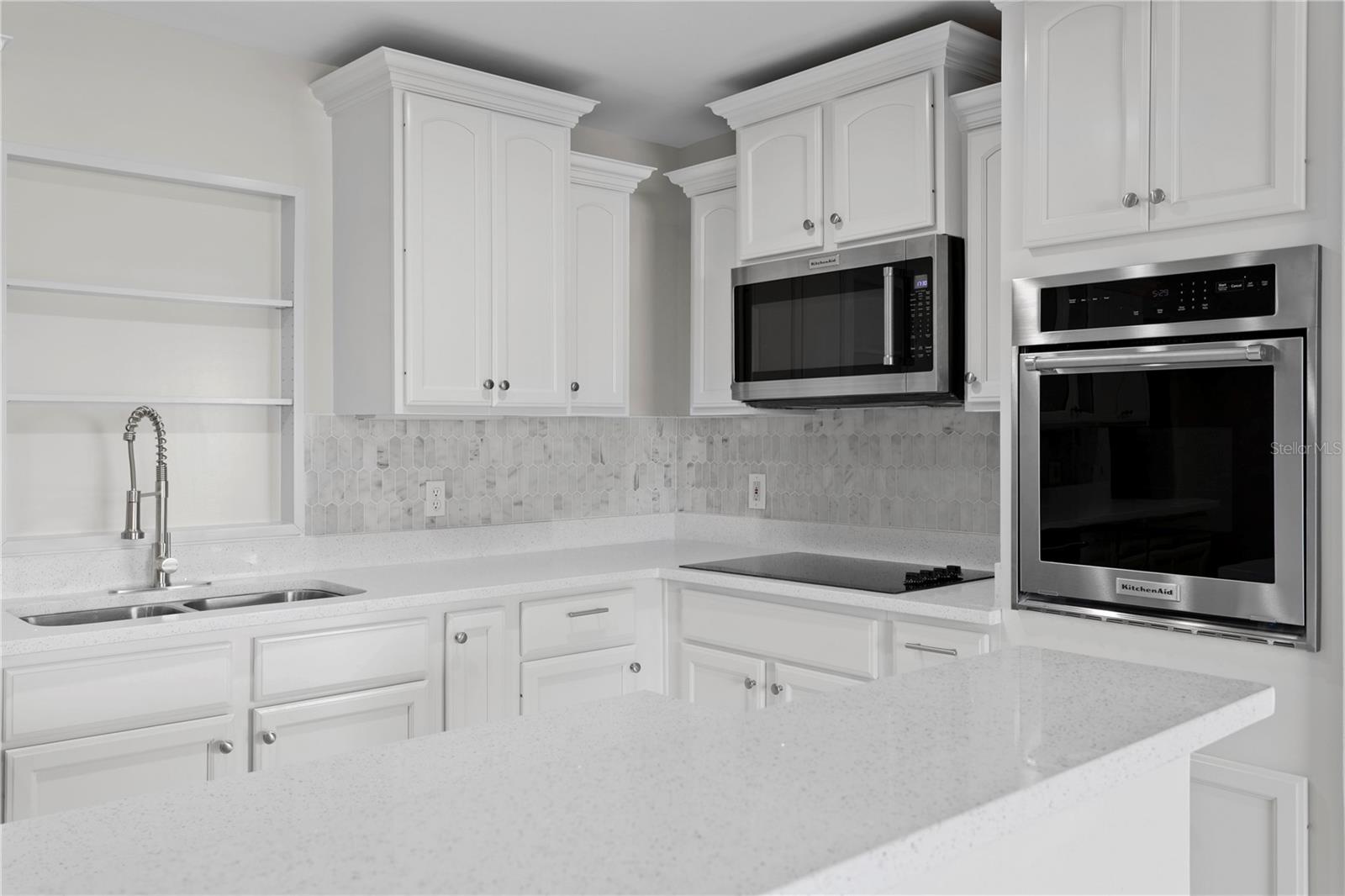 Listing photo id 7 for 3943 Fontainebleau Drive
