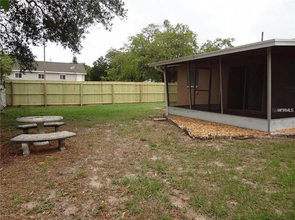 Listing photo id 9 for 6439 Polk Street