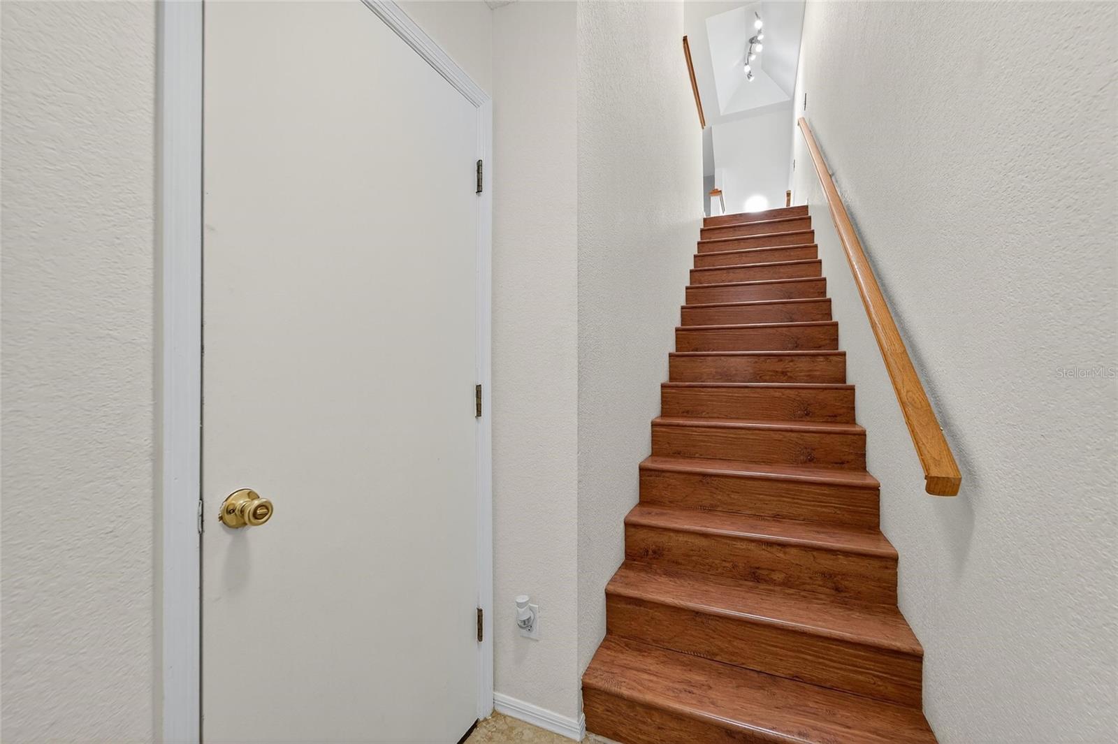 Image 5 of 58 For 9558 Tara Cay Court 21