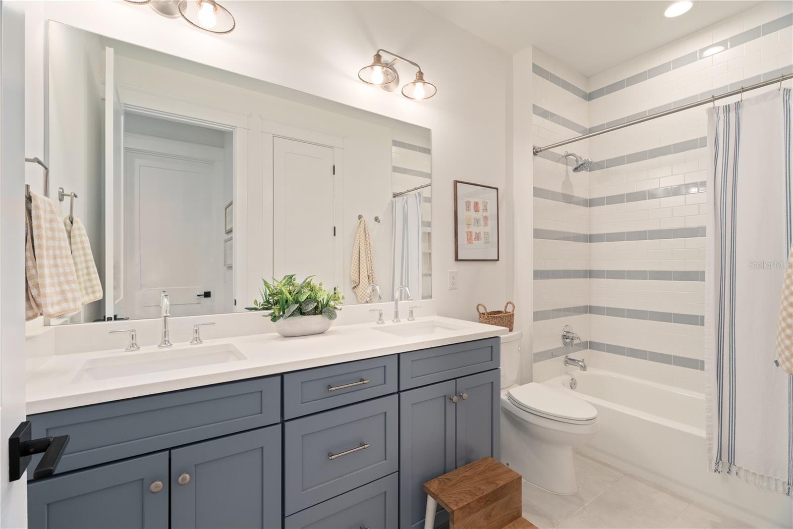 Image 18 of 26 For 2573 Madeline Avenue