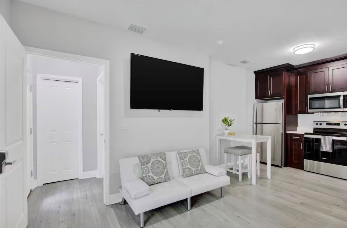 Image 31 of 48 For 405 Westland Avenue 3