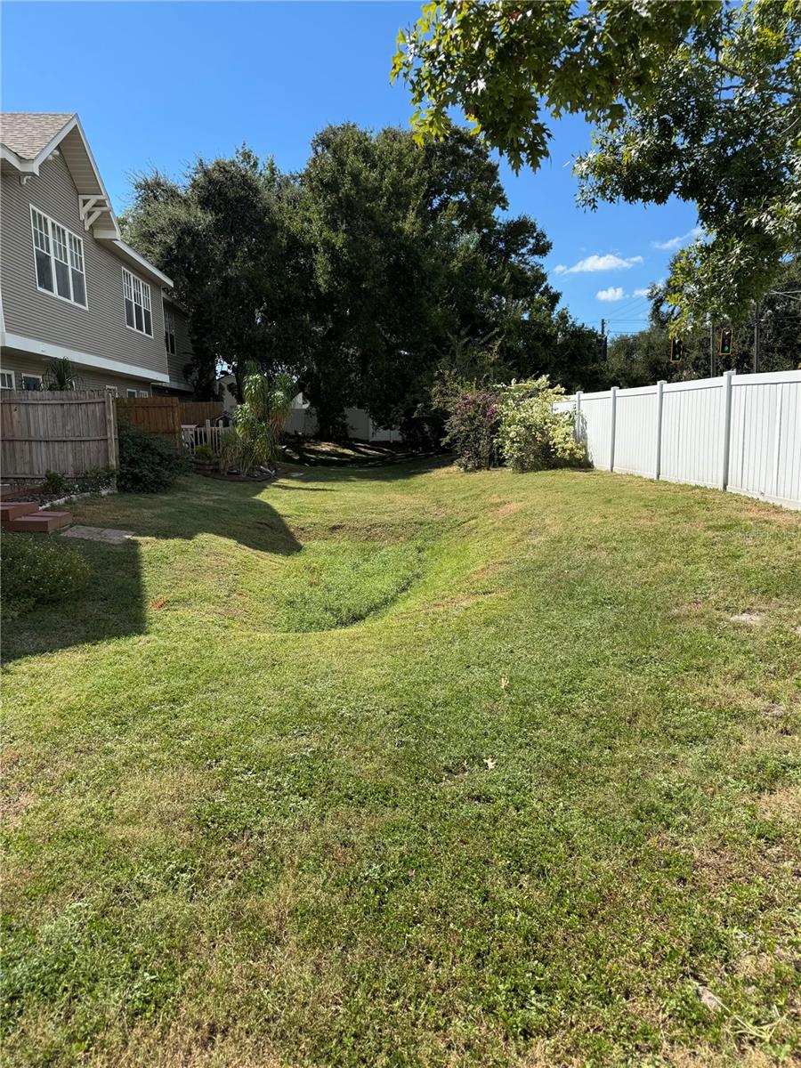 Image 22 of 28 For 2900 Azeele Street M