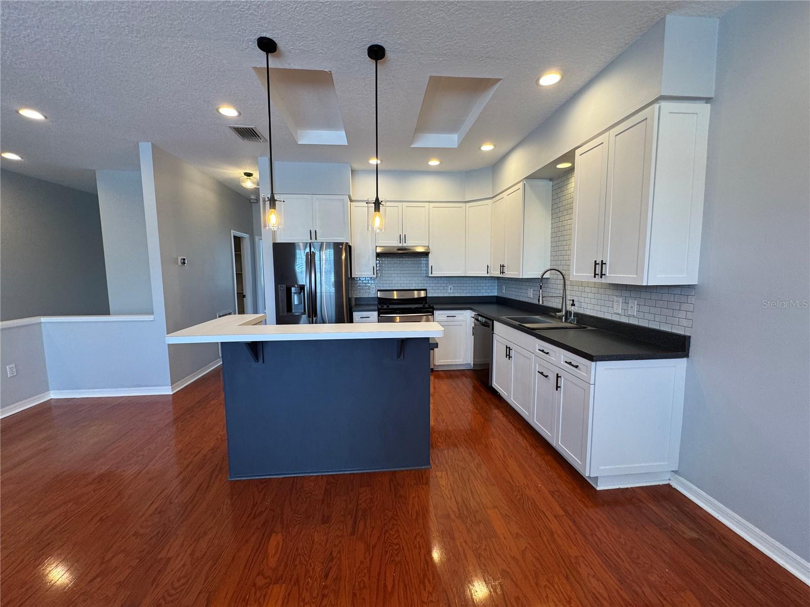 Image 9 of 28 For 2900 Azeele Street M