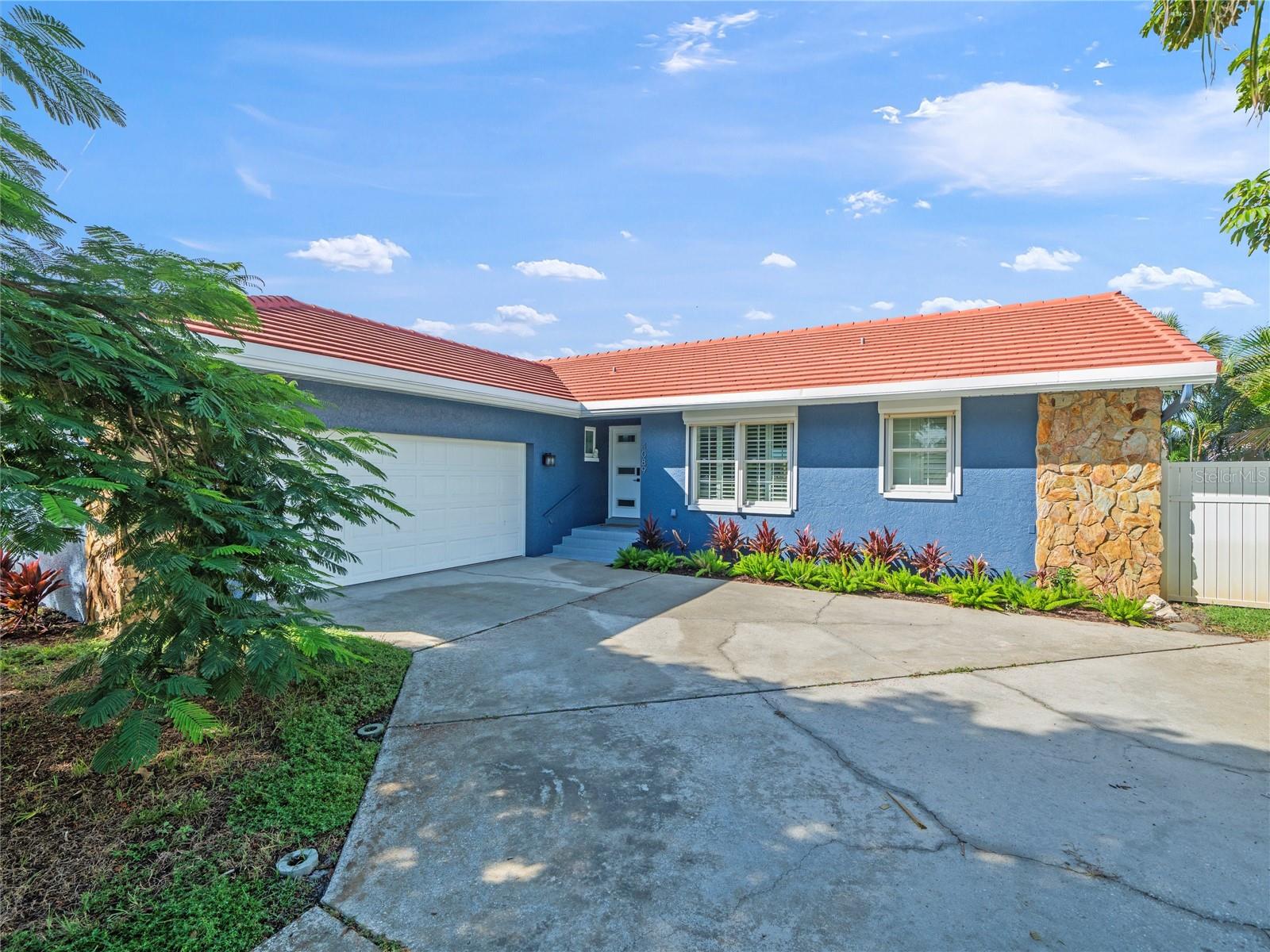 Image 3 of 52 For 4089 Pompano Drive Se