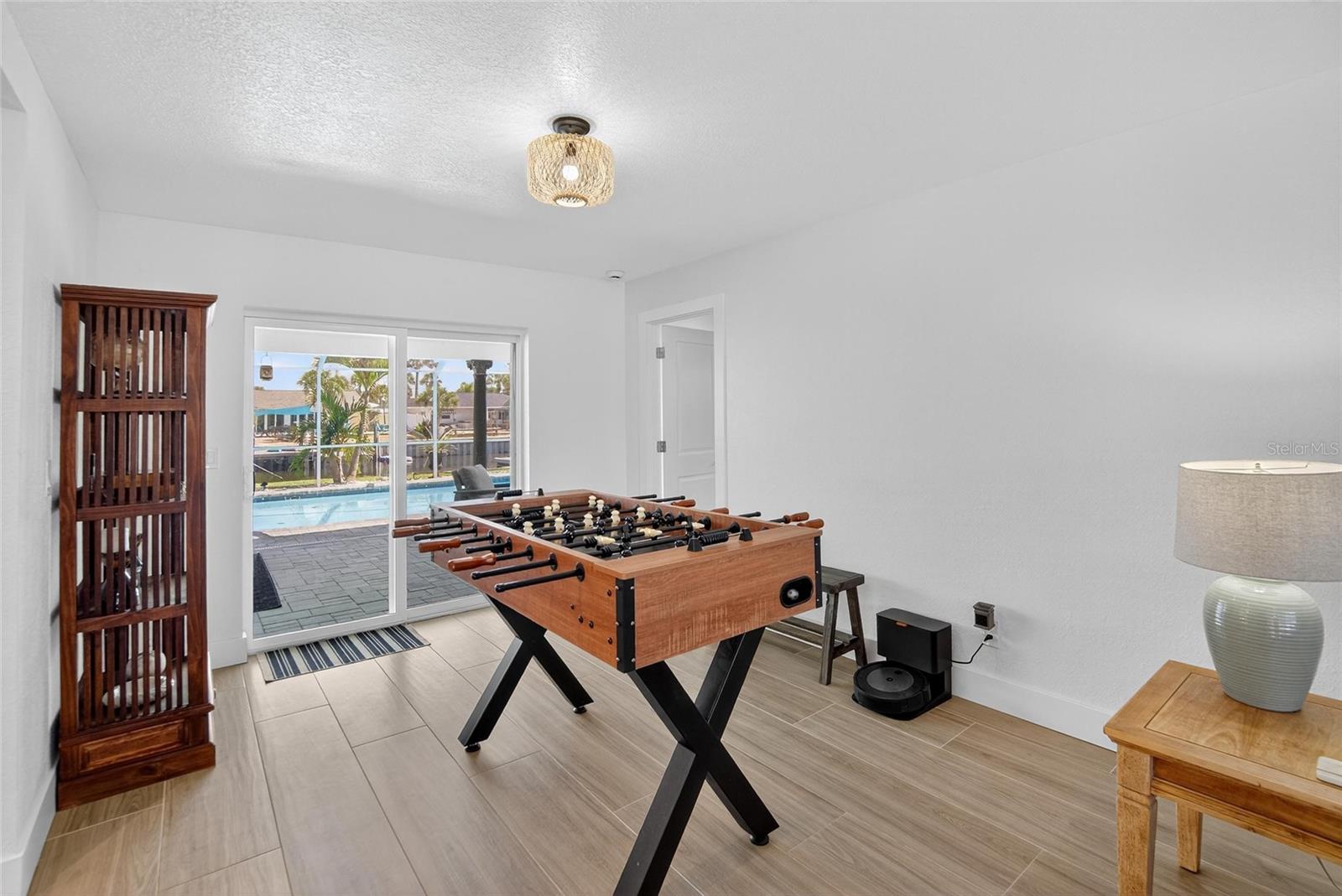 Listing photo id 12 for 6337 Cocoa Lane