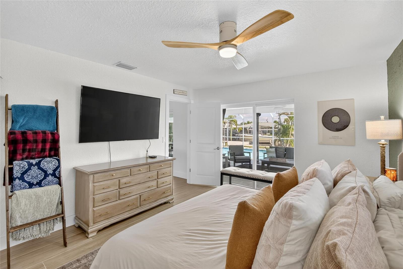 Listing photo id 14 for 6337 Cocoa Lane