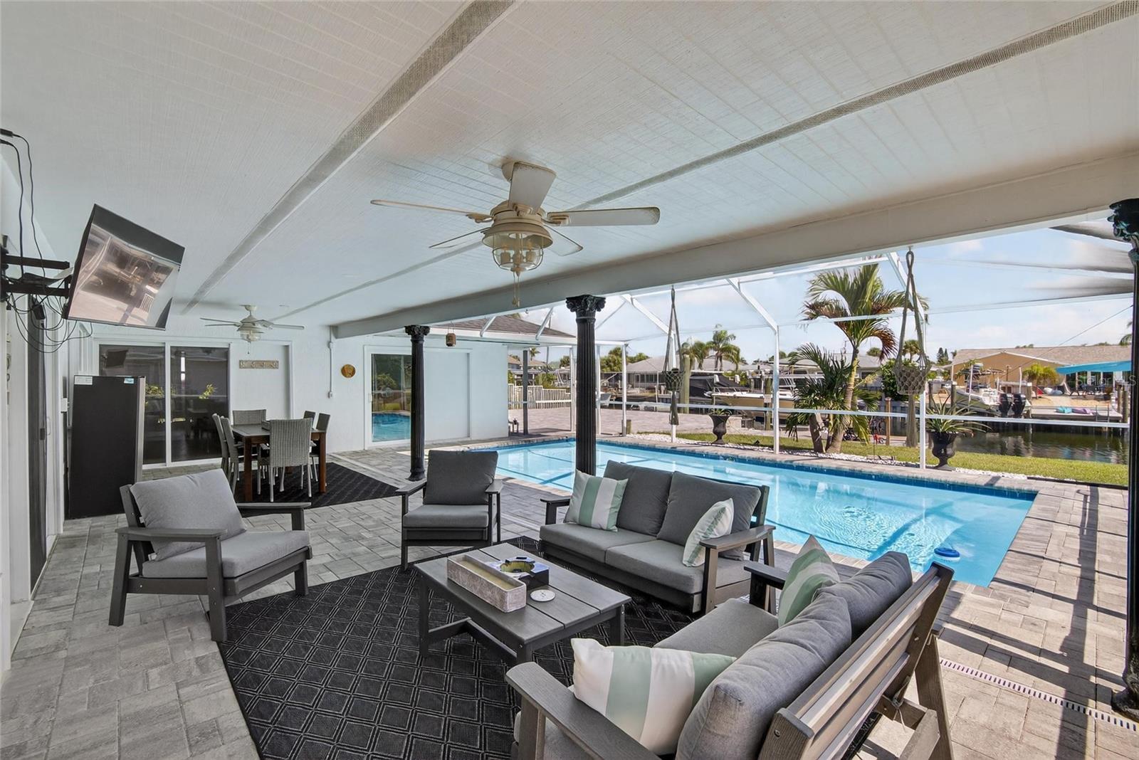 Listing photo id 0 for 6337 Cocoa Lane