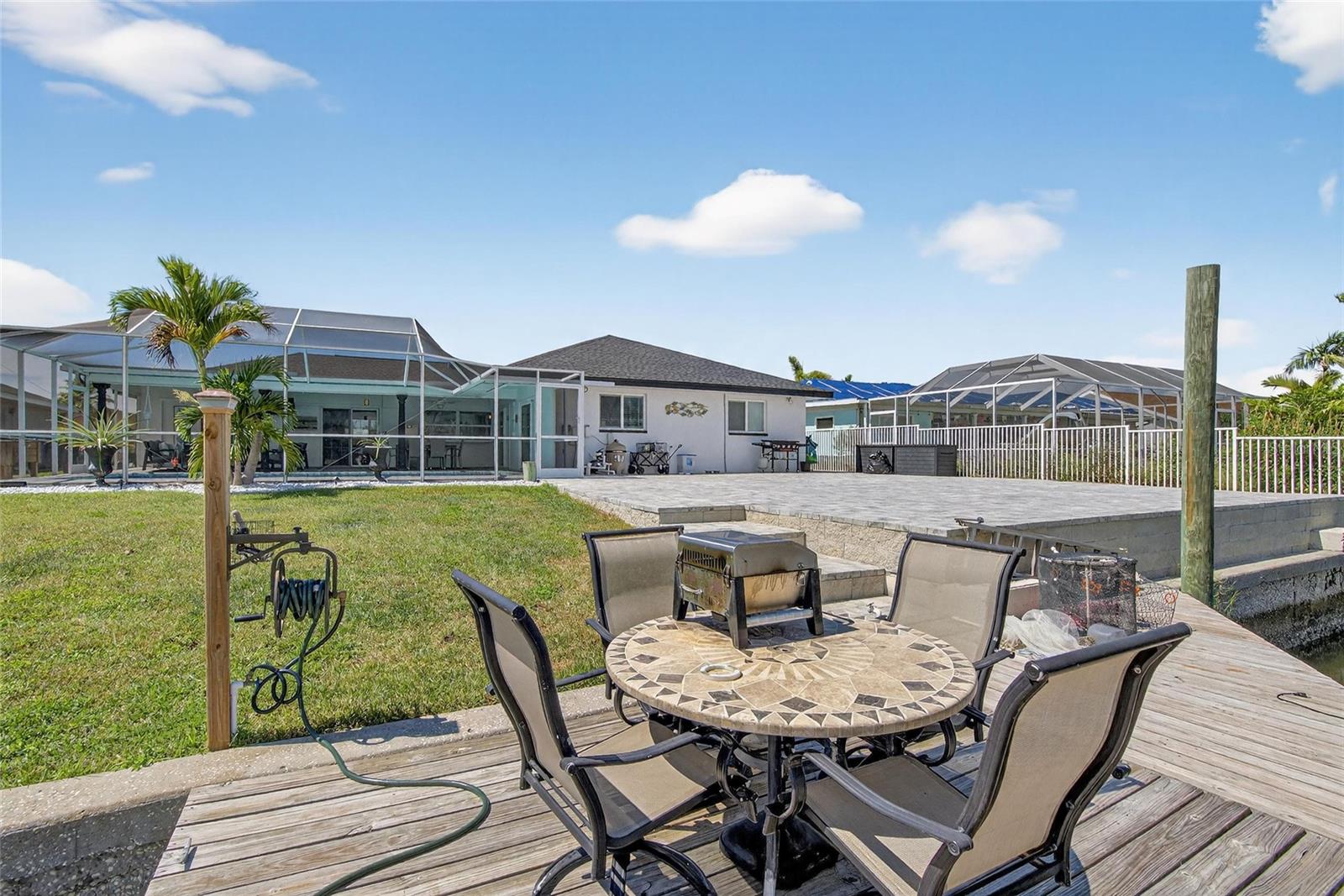 Listing photo id 26 for 6337 Cocoa Lane