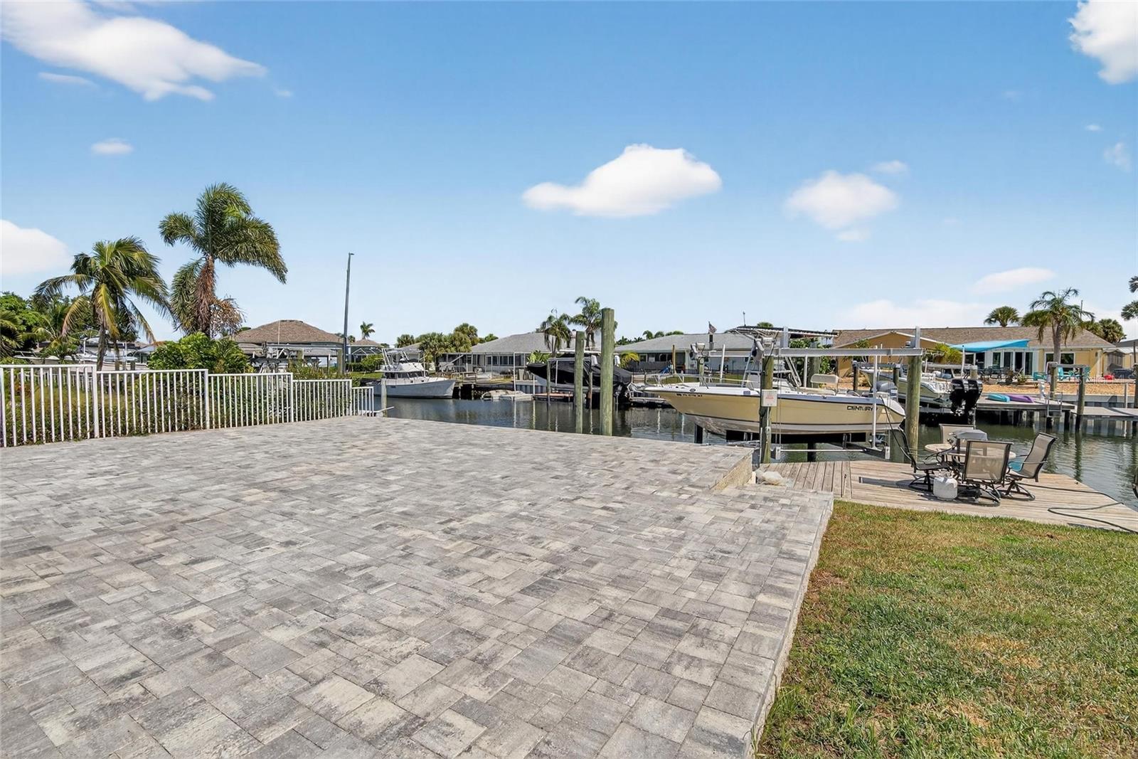Listing photo id 27 for 6337 Cocoa Lane