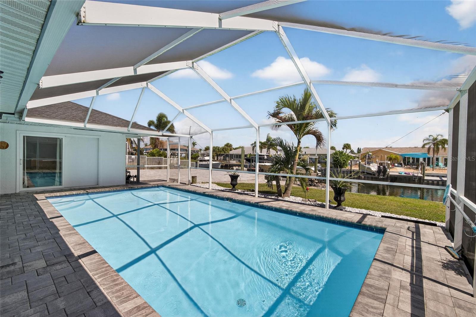 Listing photo id 1 for 6337 Cocoa Lane