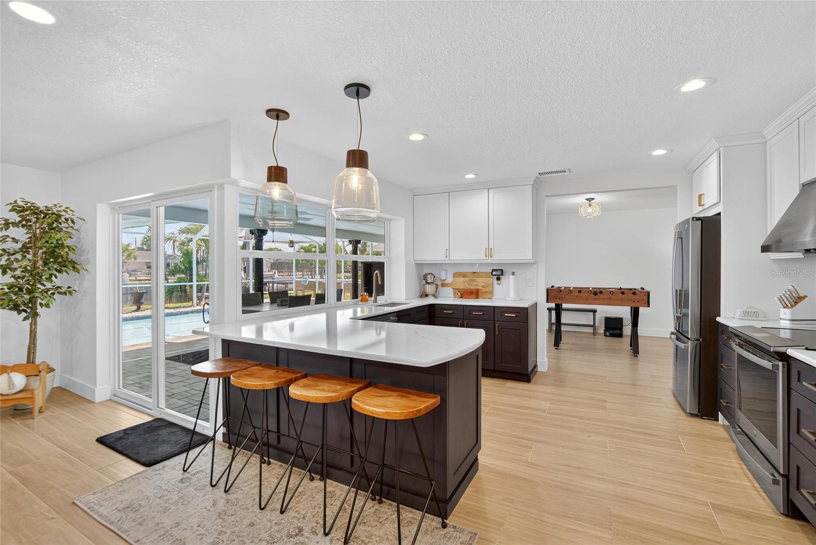 Listing photo id 2 for 6337 Cocoa Lane