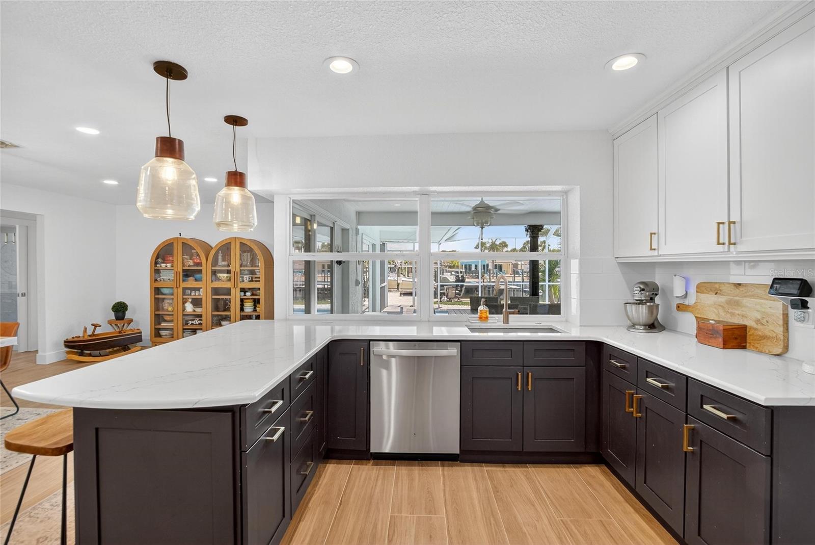Listing photo id 3 for 6337 Cocoa Lane