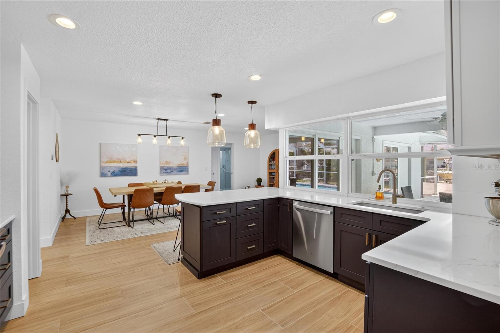 Listing photo id 4 for 6337 Cocoa Lane