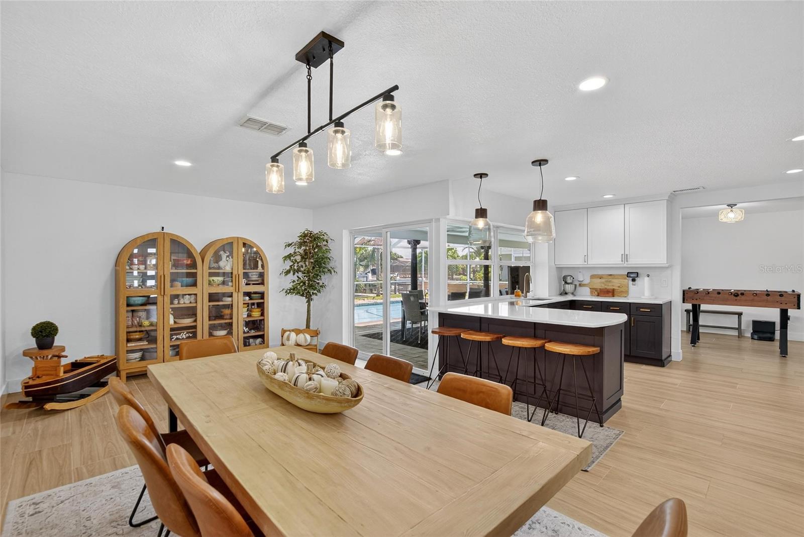 Listing photo id 5 for 6337 Cocoa Lane