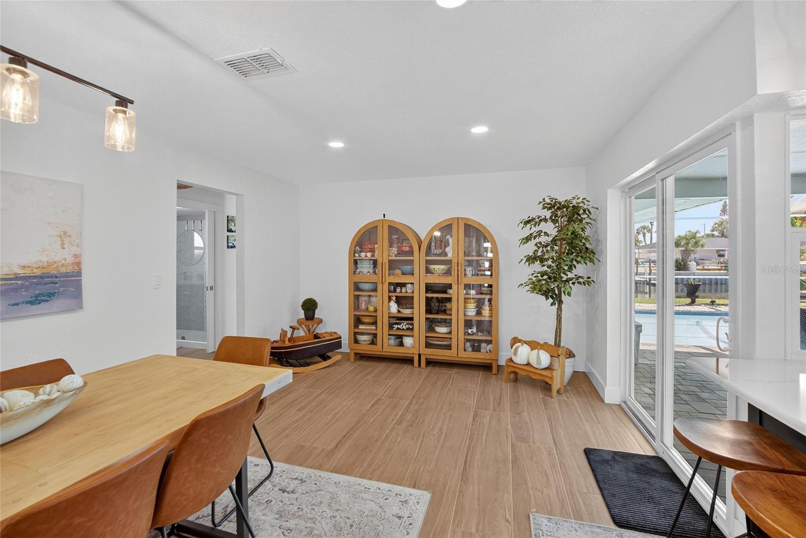 Listing photo id 6 for 6337 Cocoa Lane