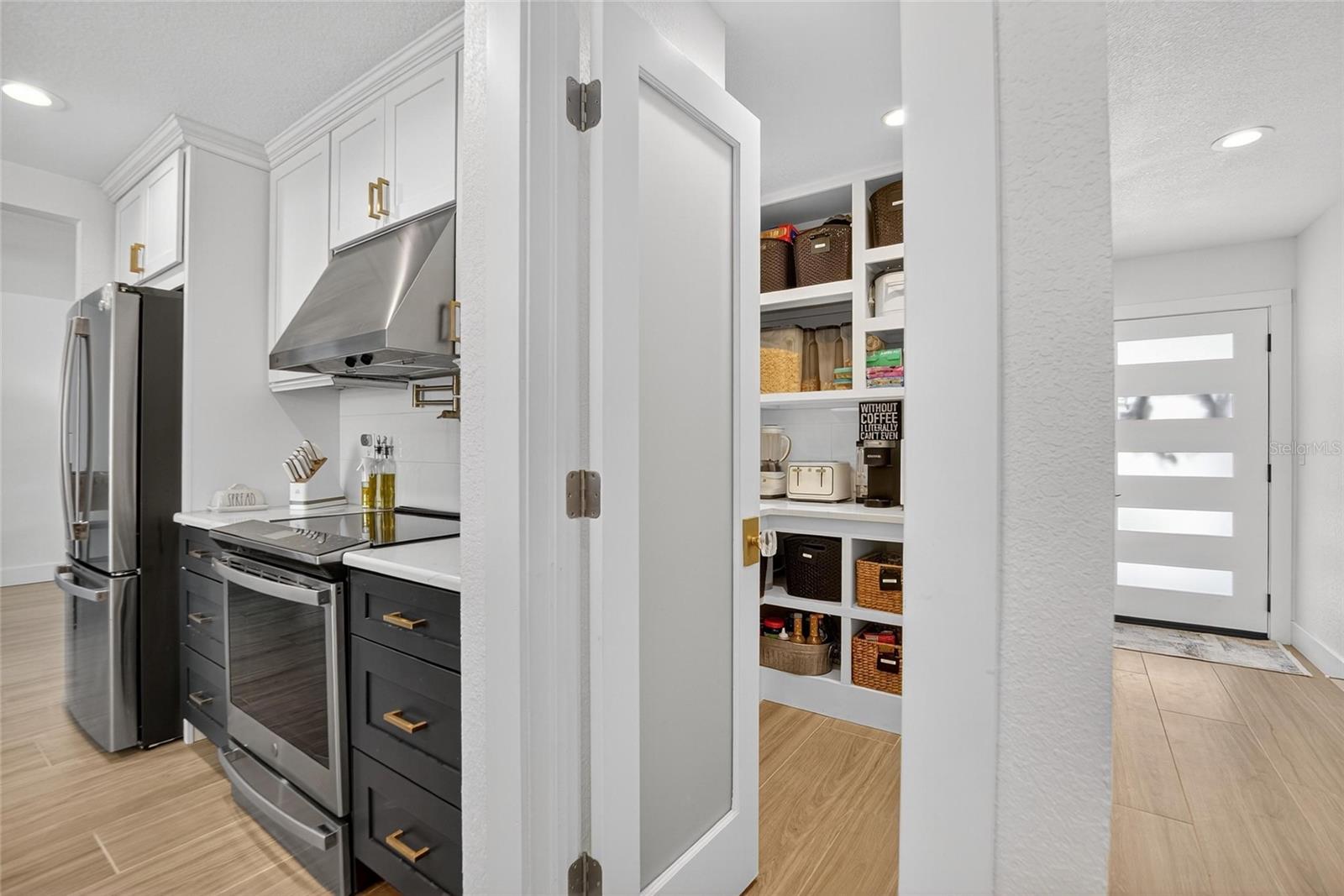 Listing photo id 7 for 6337 Cocoa Lane