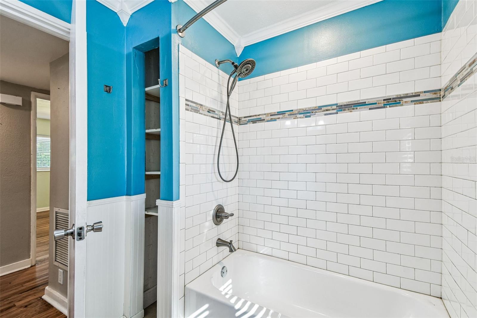 Image 24 of 36 For 4507 Lois Avenue