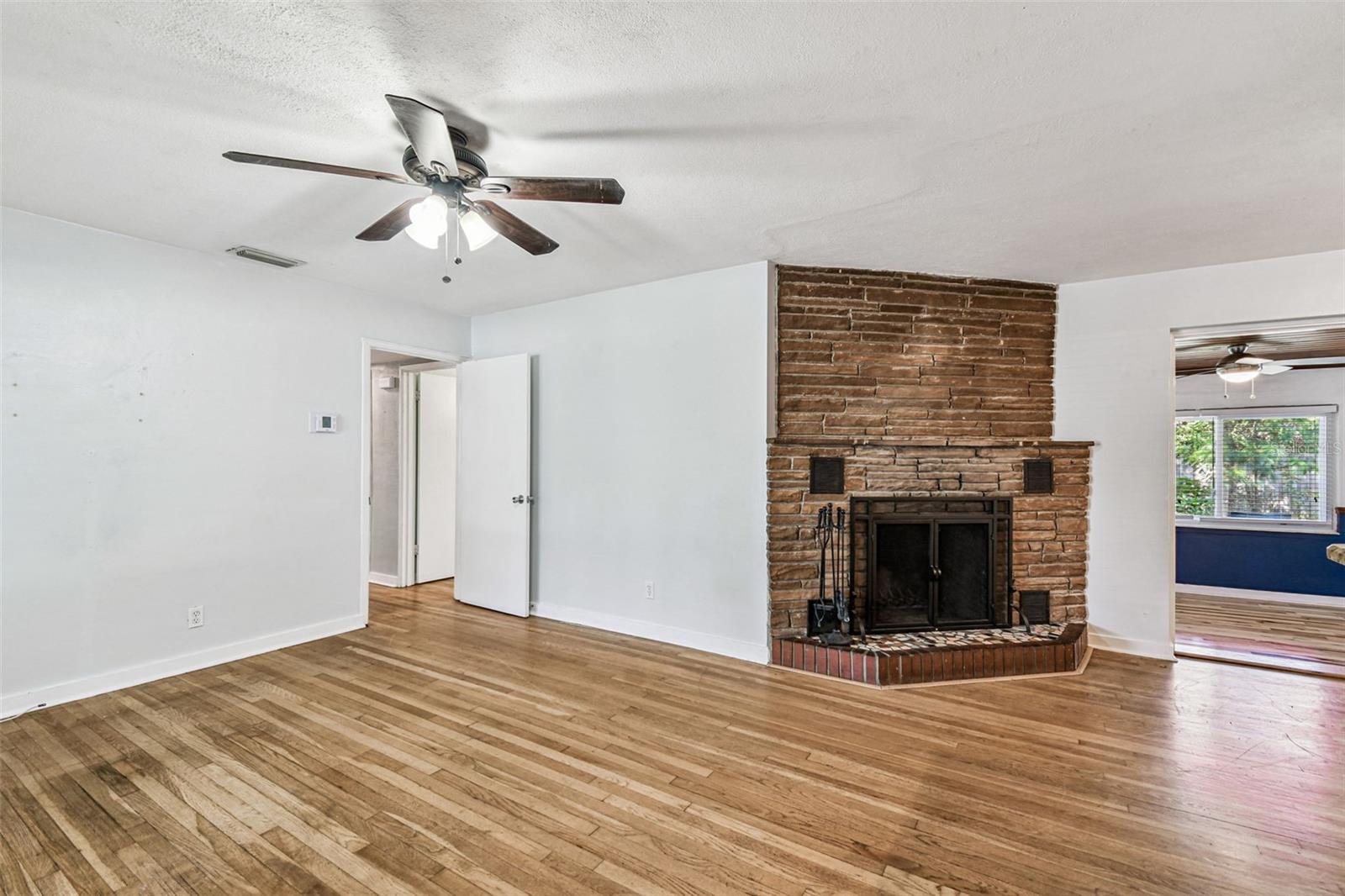 Image 4 of 36 For 4507 Lois Avenue