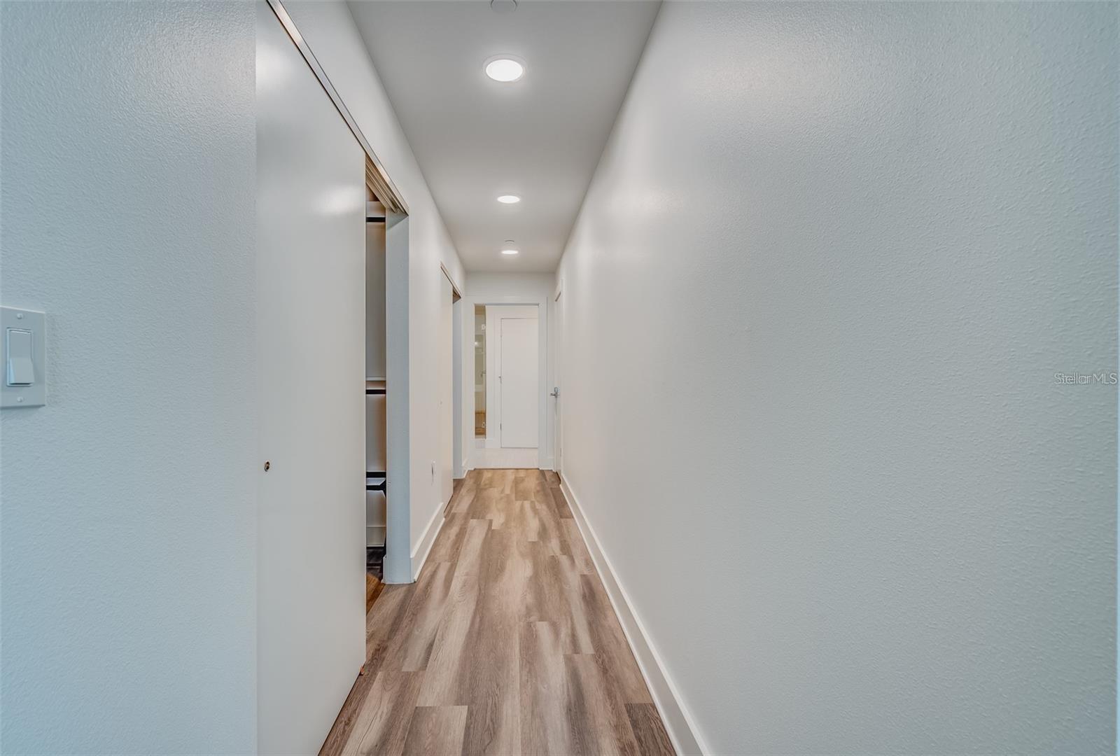 Image 20 of 66 For 415 Island Way  509