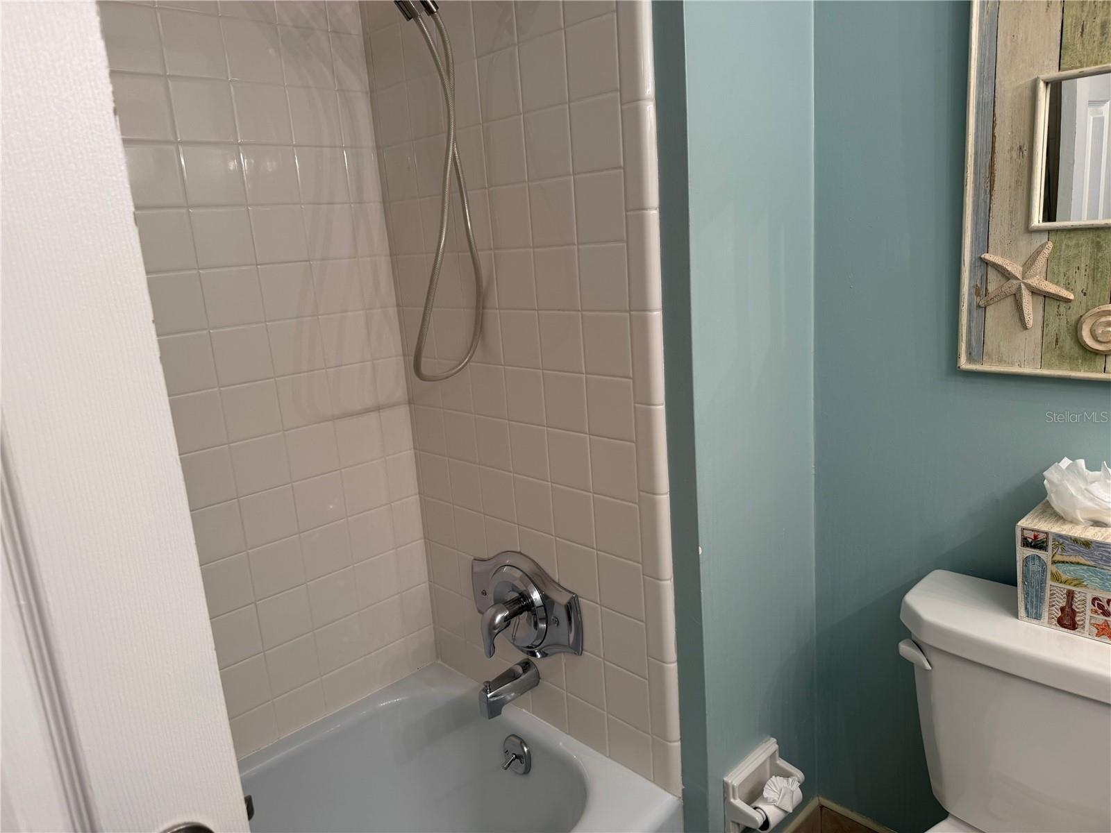 Image 22 of 38 For 31 Island Way 1107